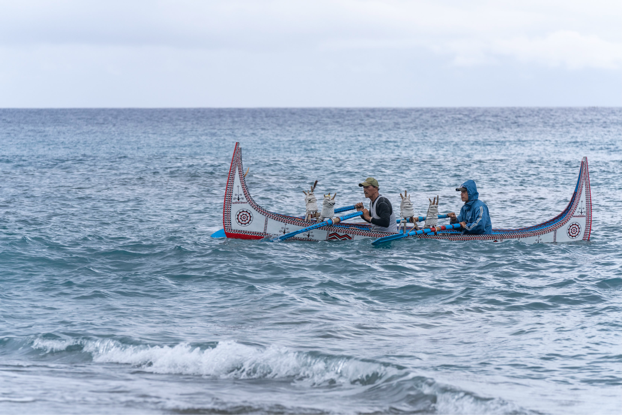 夏曼・藍波安父子啟動拼板舟旅程，以行動承載部落記憶與海洋智慧。（目宿媒體提供）