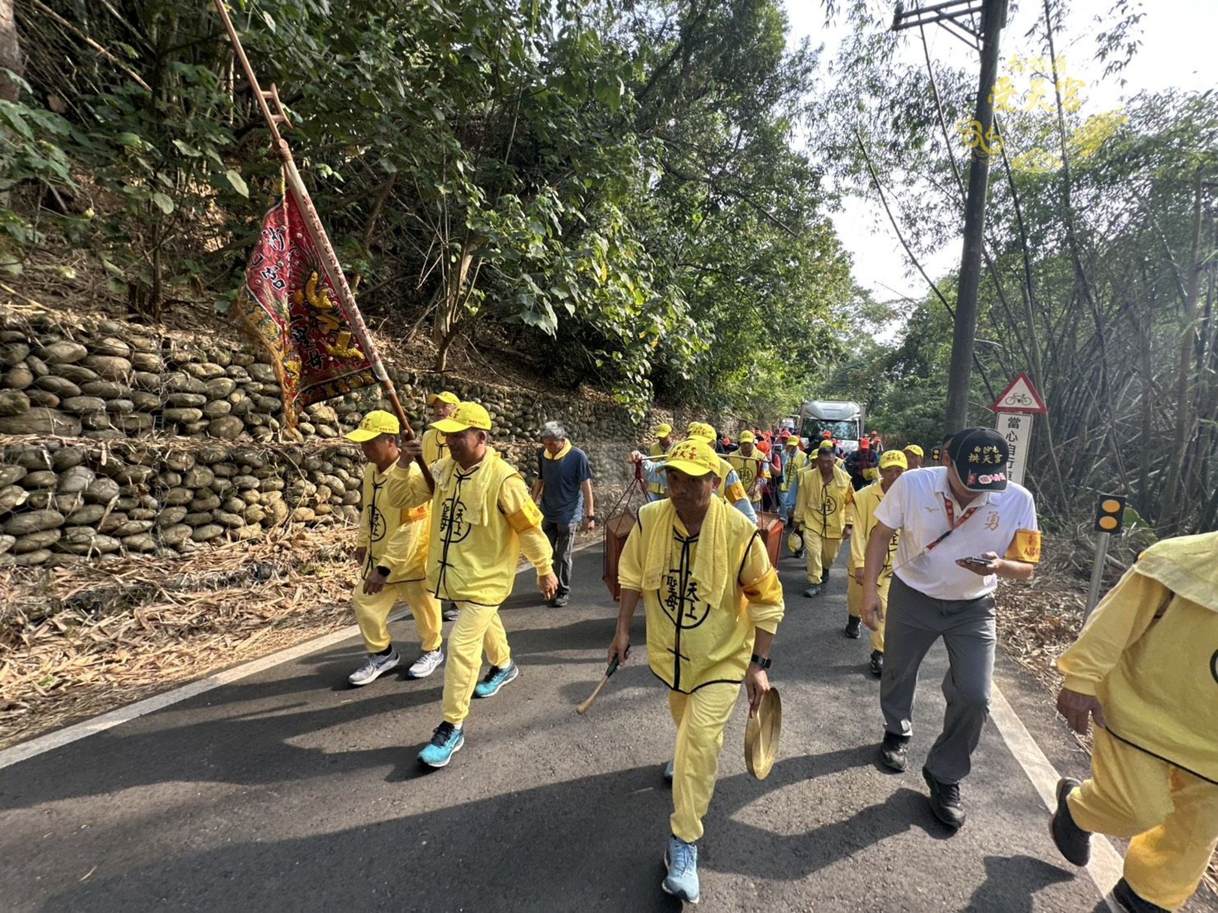 白沙屯媽祖昨晚駐駕受天宮,頭旗與香擔率先登頂。(翻攝自松柏嶺受天宮粉絲專頁)