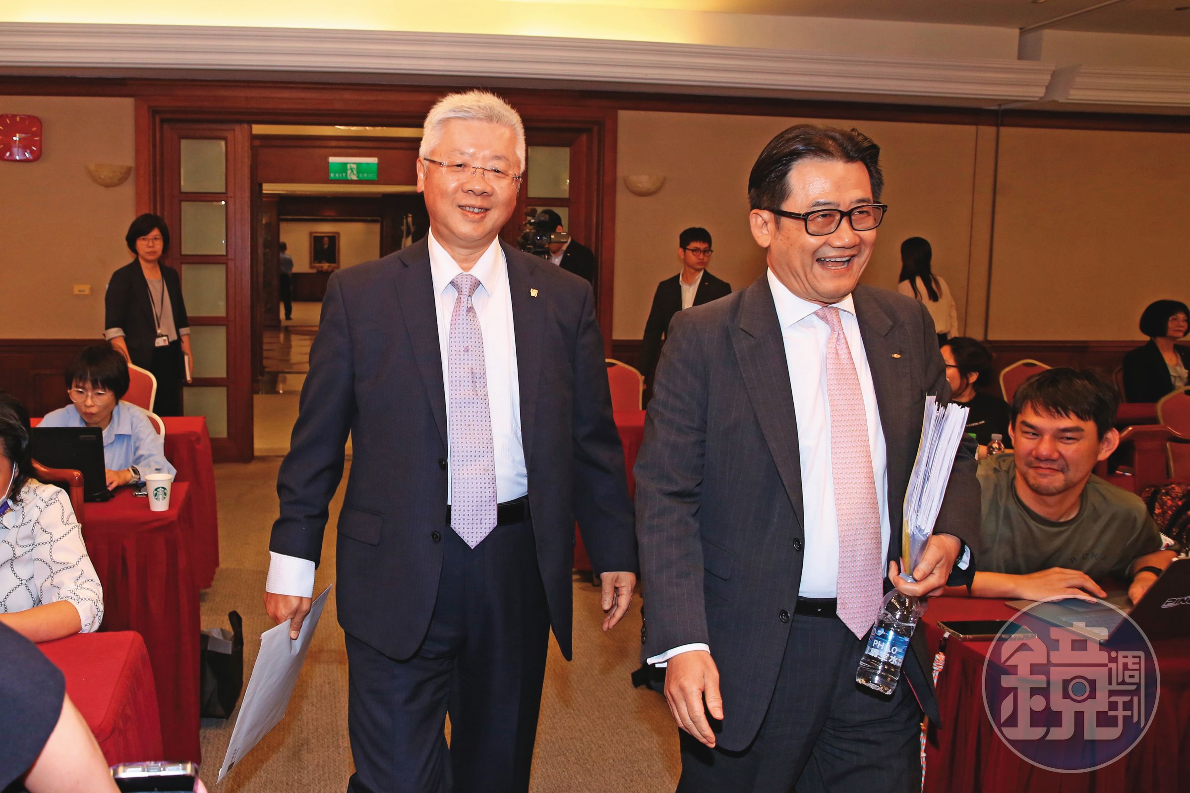 台新金總經理林維俊(左)說,新壽要等後年才合併。
