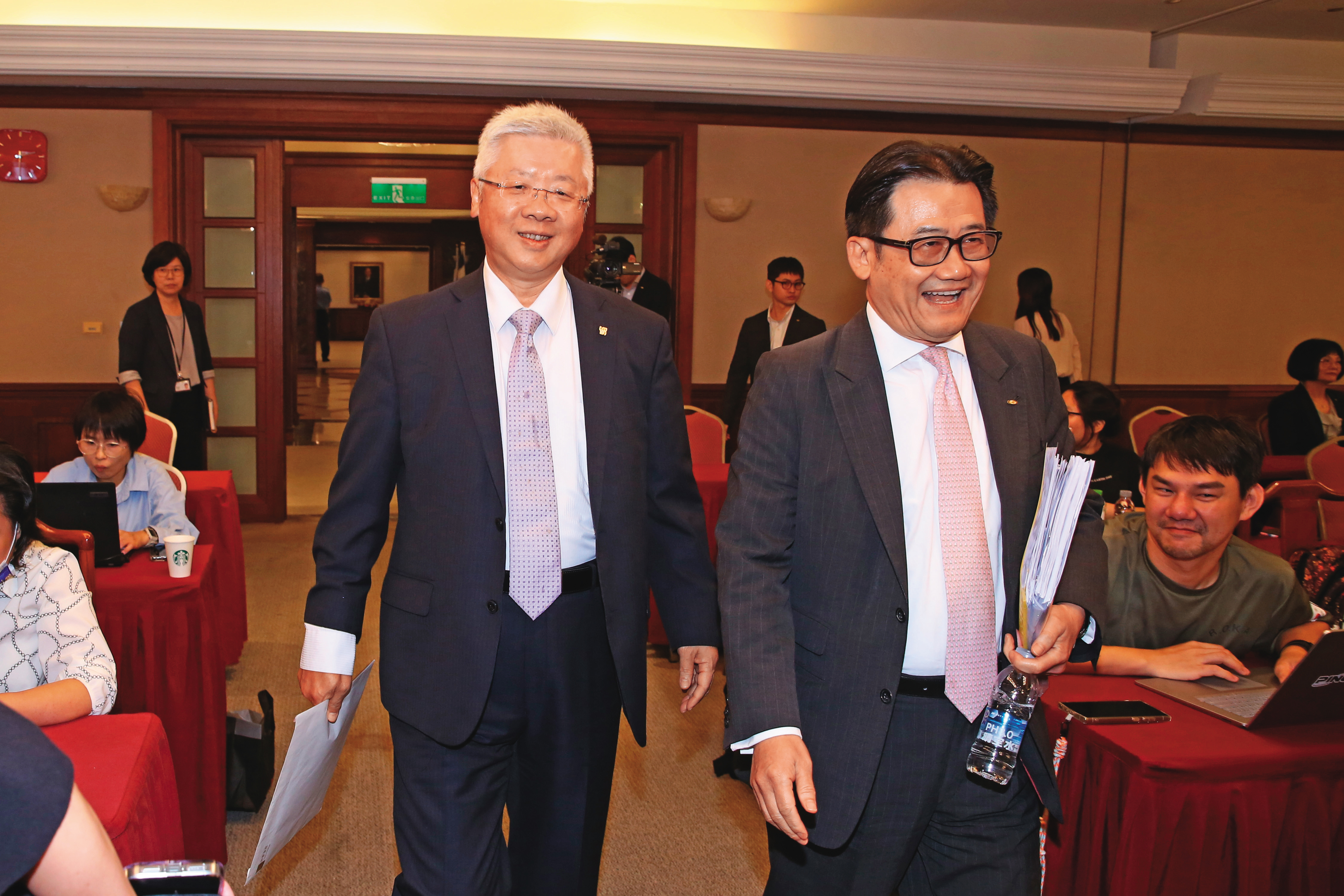 台新金總經理林維俊（左）說，新壽要等後年才合併。
