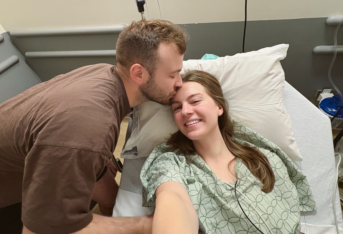 莫彩曦今po文，提到這次的手術是取出臀部肌肉裡的2塊骨頭碎片，「其實這是我從5年級就留下的舊傷」。（翻攝自莫彩曦臉書）