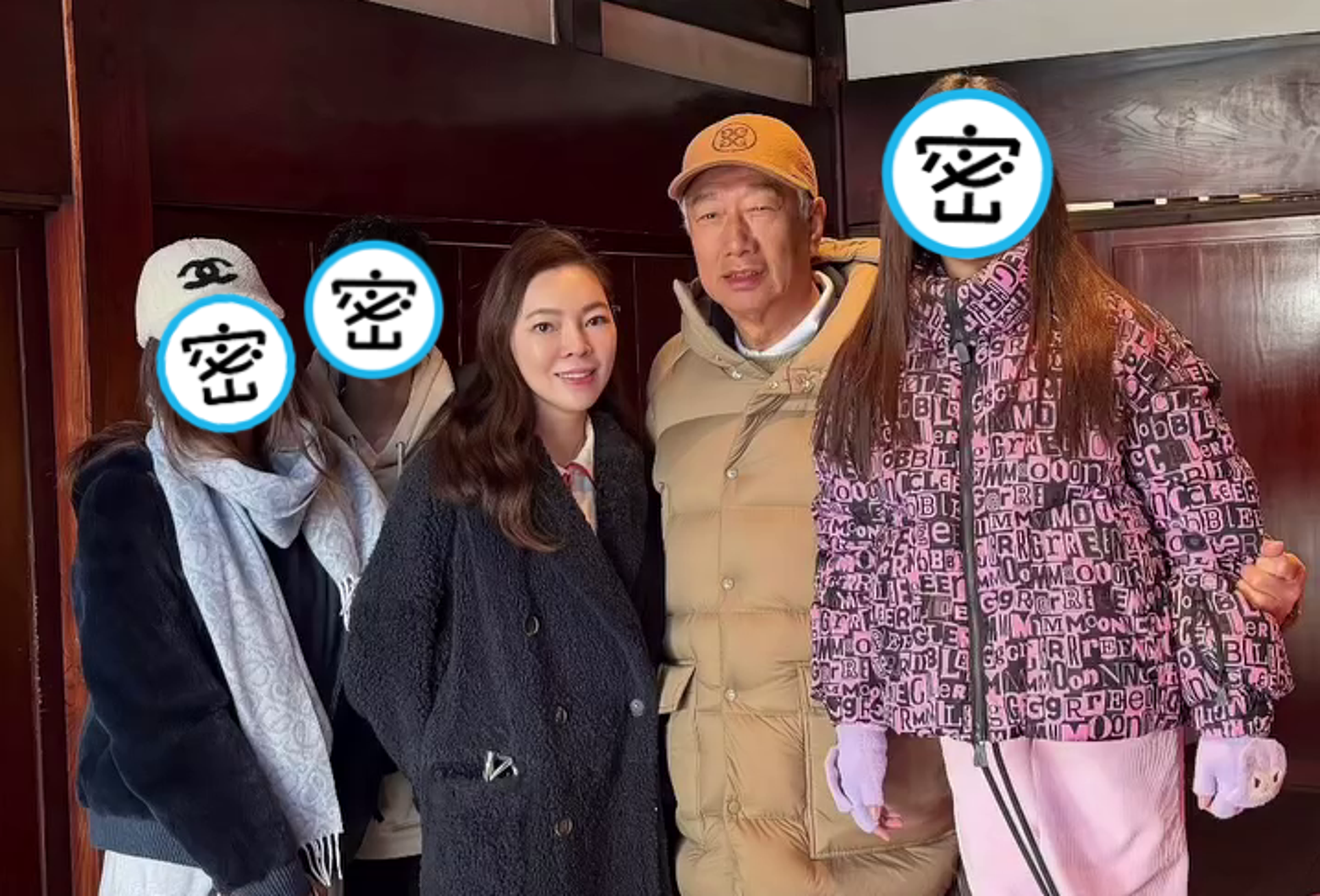 曾馨瑩與郭台銘帶著3個孩子去日本度假，難得分享一家五口全家福。（翻攝曾馨瑩IG）