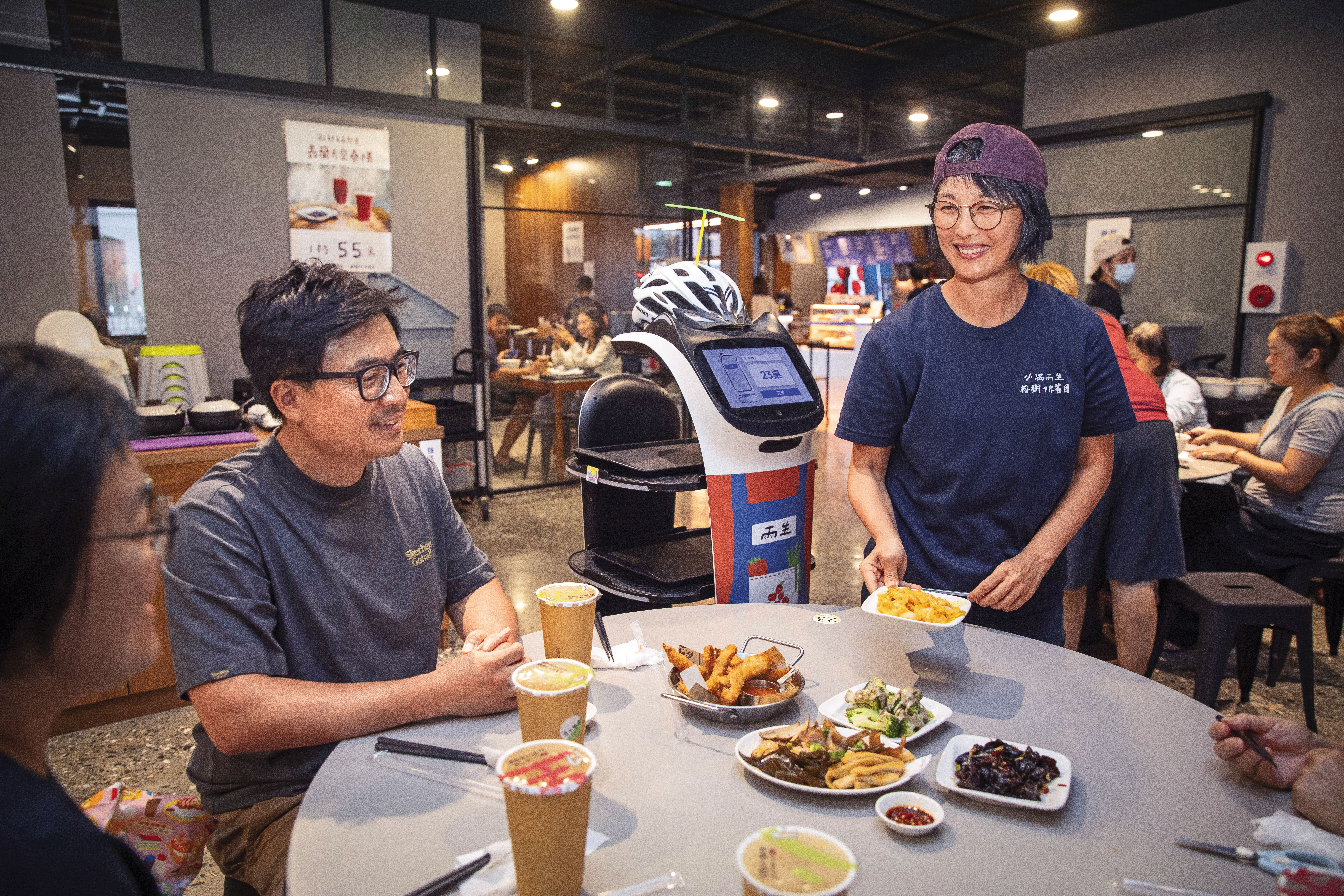 身為二代媳婦的廖庭儀（右）熱情招呼客人，濃濃人情味在桌間流轉。