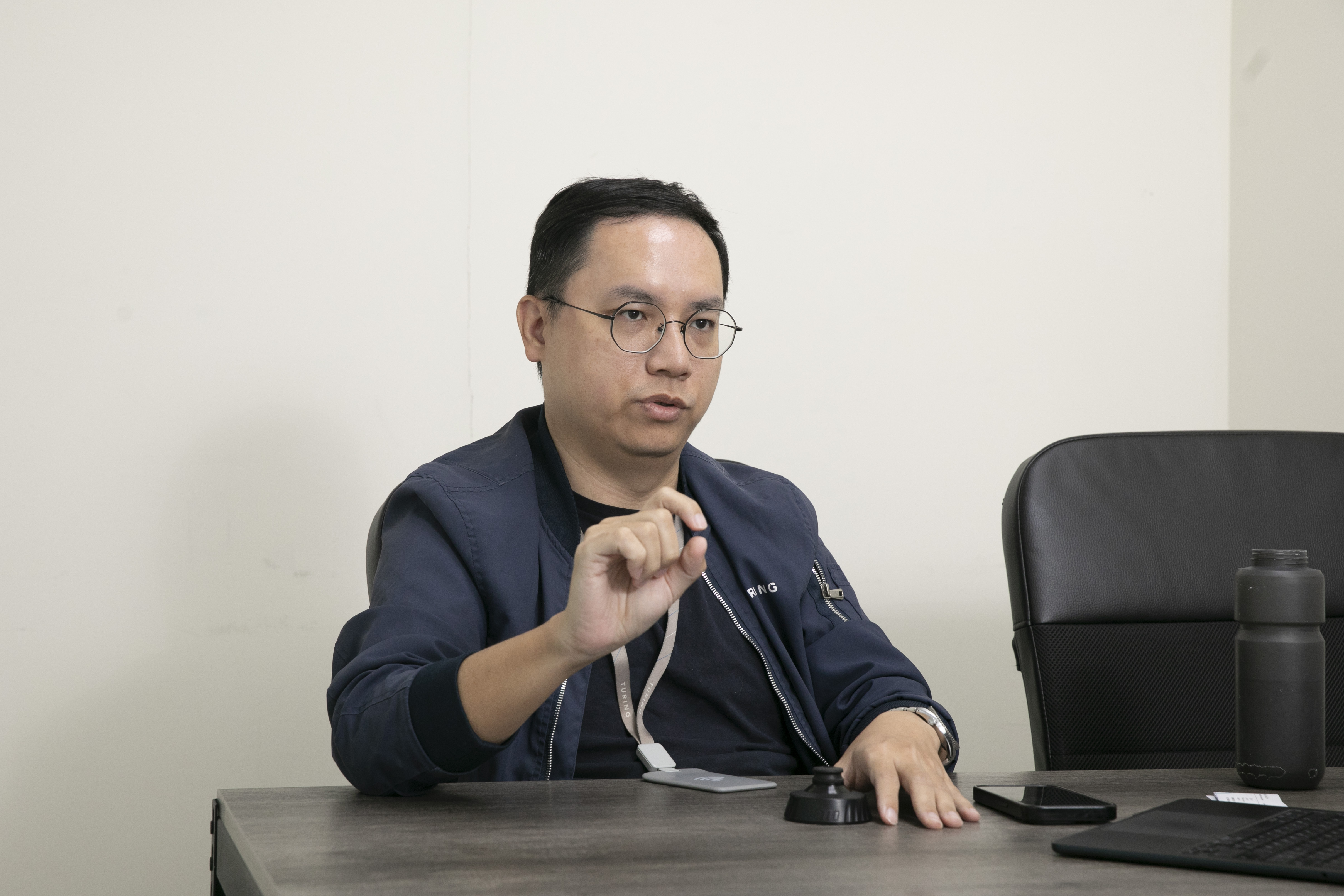台智駕專注B2B自駕市場，鎖定高爾夫球車、工業物流與園區接駁，打造台灣最具國際化實績的自駕系統商。