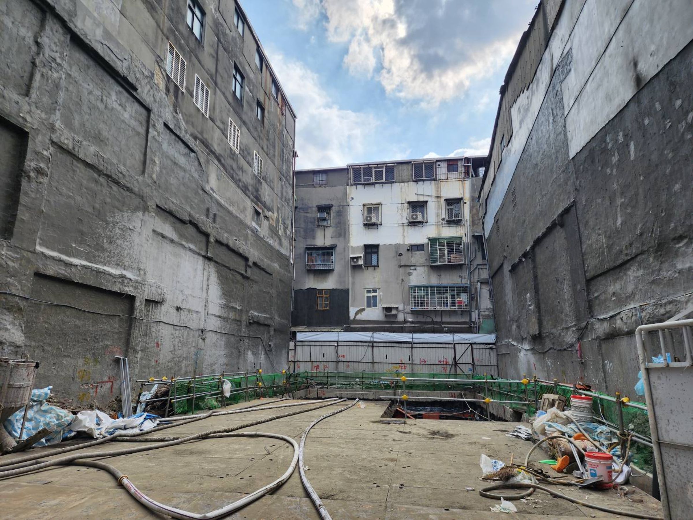 造成損鄰的三重區六張街工地。（新北工務局提供）