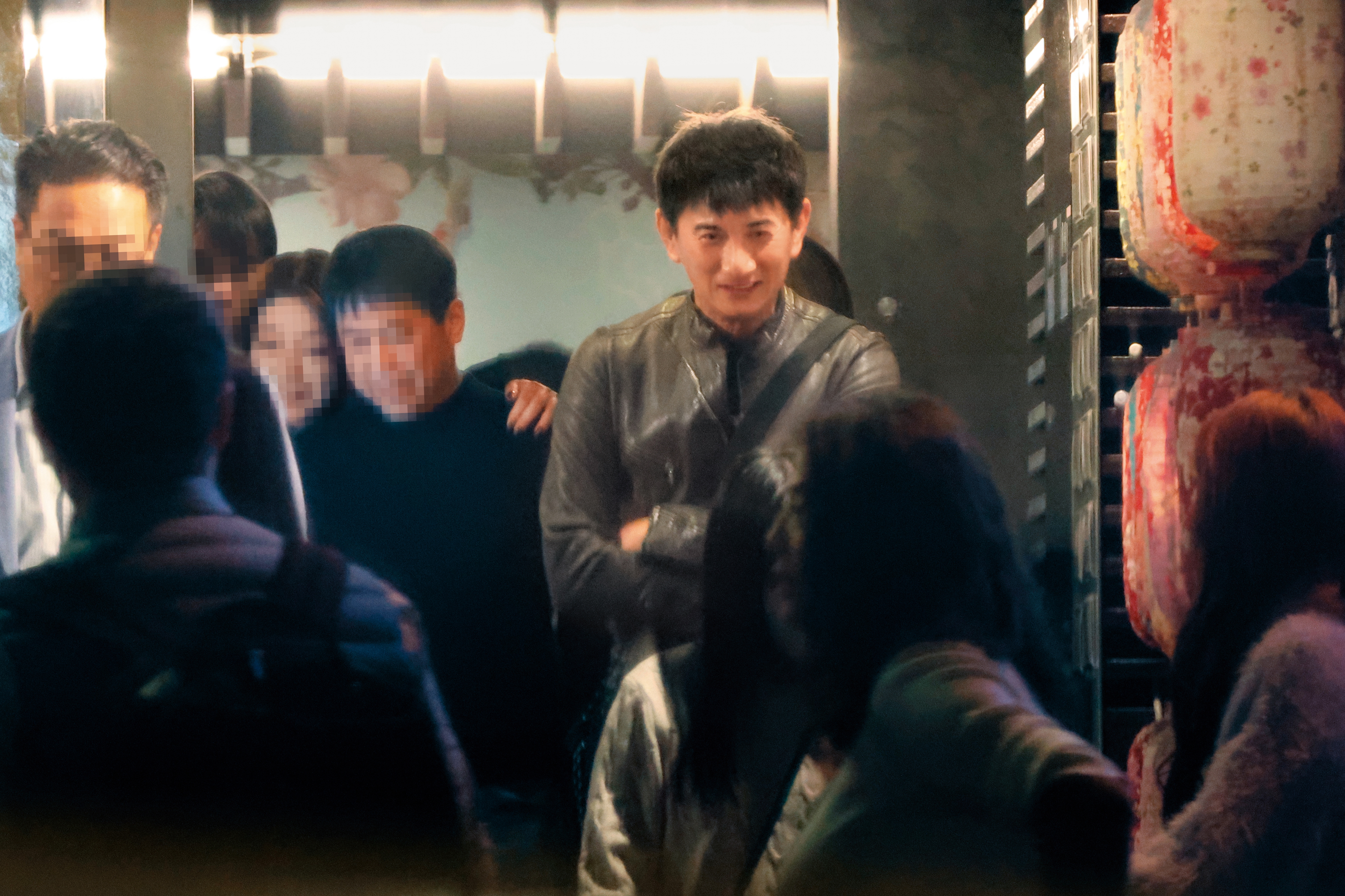 1/12，21：15聚了幾個小時後，吳奇隆笑開懷走出餐廳，但沒續攤就獨自搭車回家。