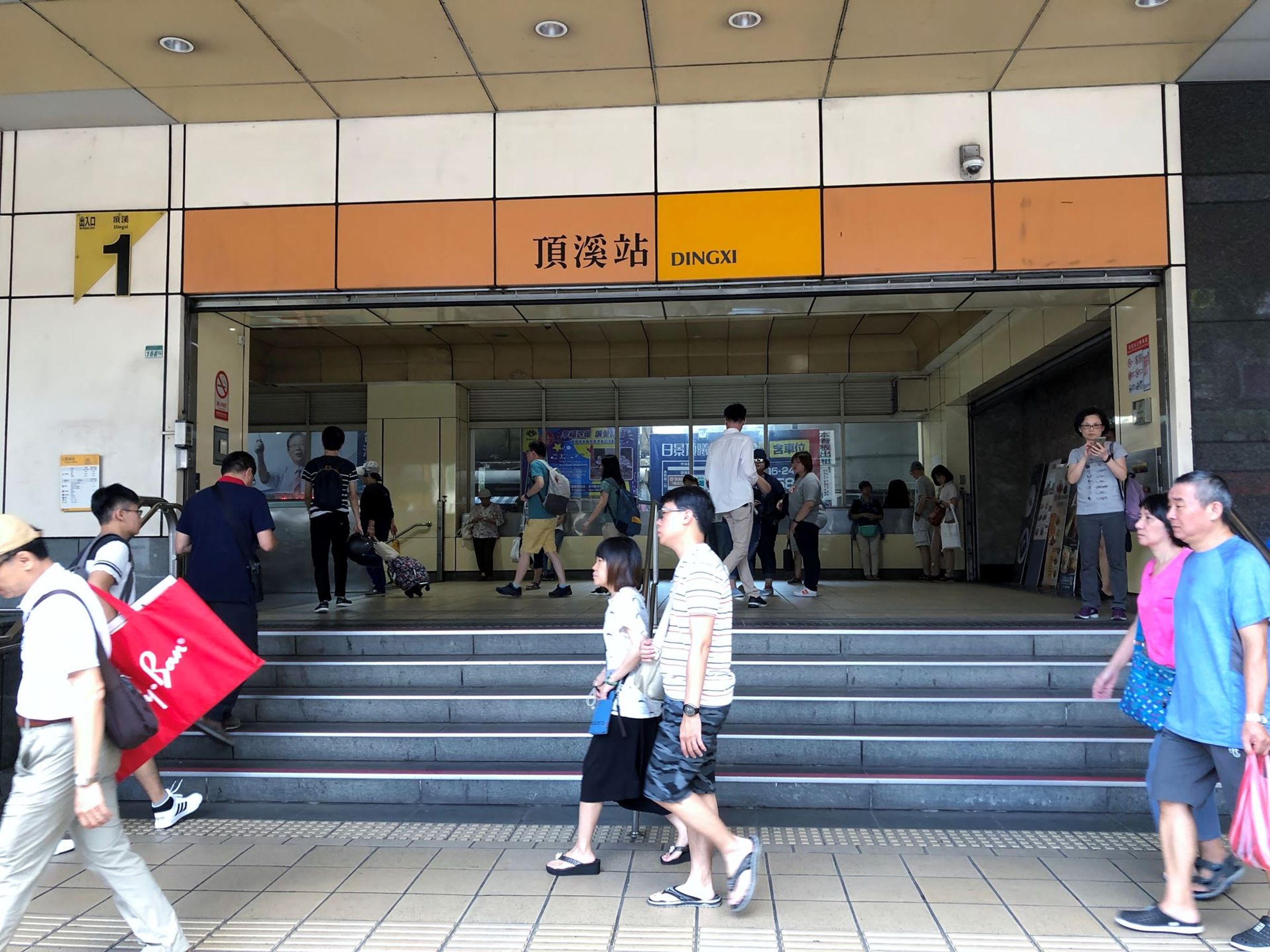 捷運頂溪站周遭住宅平均單價僅60.3萬元,與相鄰的古亭站便宜超過40萬元,成為價差最大的相鄰兩站點。