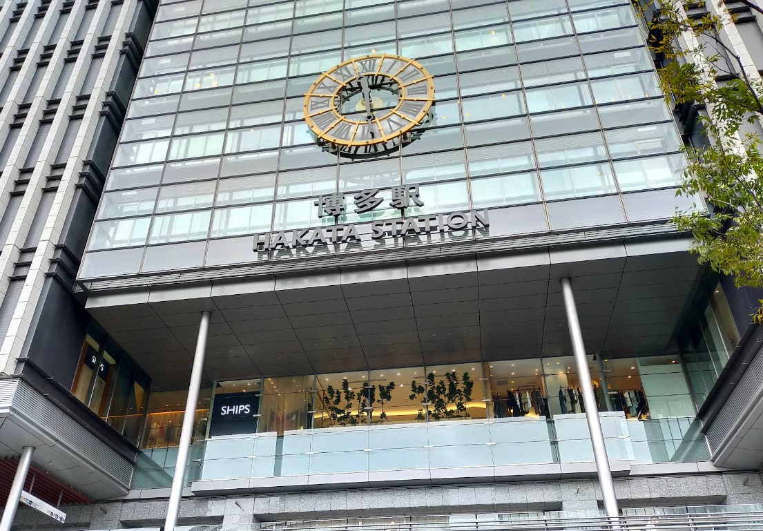 日本福岡縣福岡市JR博多車站發生一起偷拍事件，1名30歲台灣籍男子「一時興起」偷拍妙齡女。（翻攝自Google Maps／ K T (torute)攝）