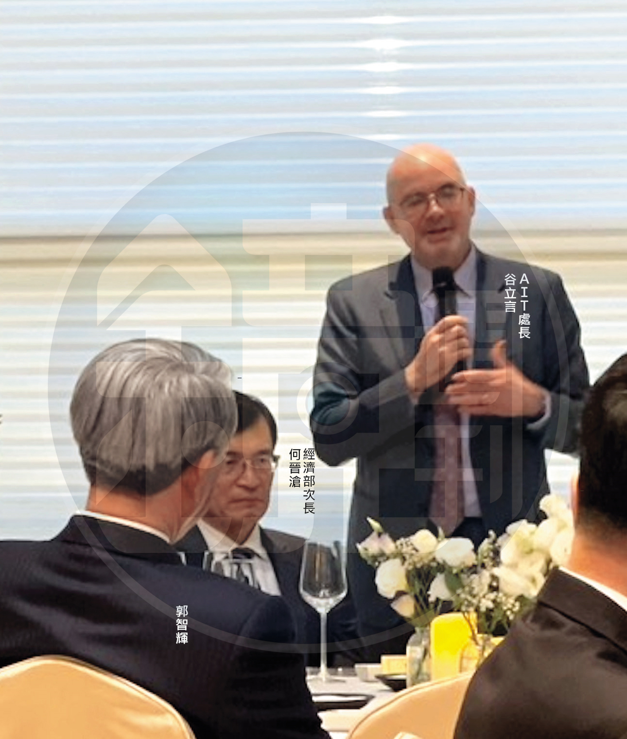 AIT處長谷立言在餐宴中發表談話，同桌的郭智輝也仔細聆聽。（讀者提供）