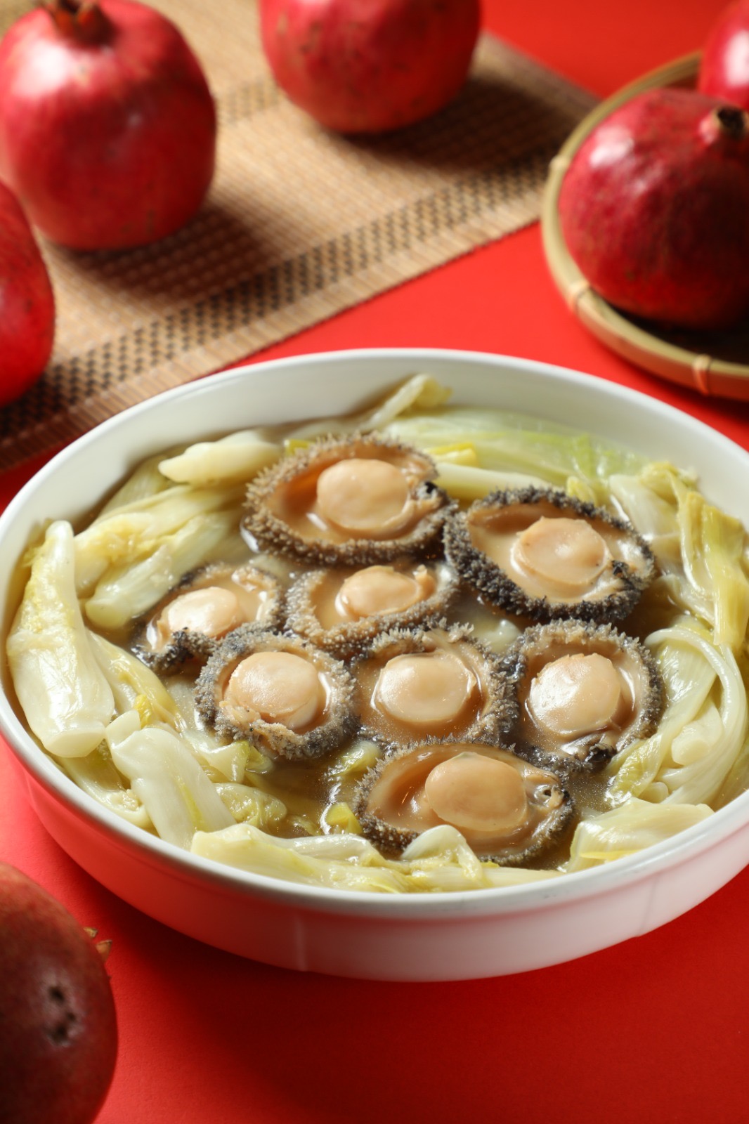 製作鮑魚燴白菜心前,需要先準備增添鮮味的祕密武器——日式滷鮑魚汁。(何宗昇攝)