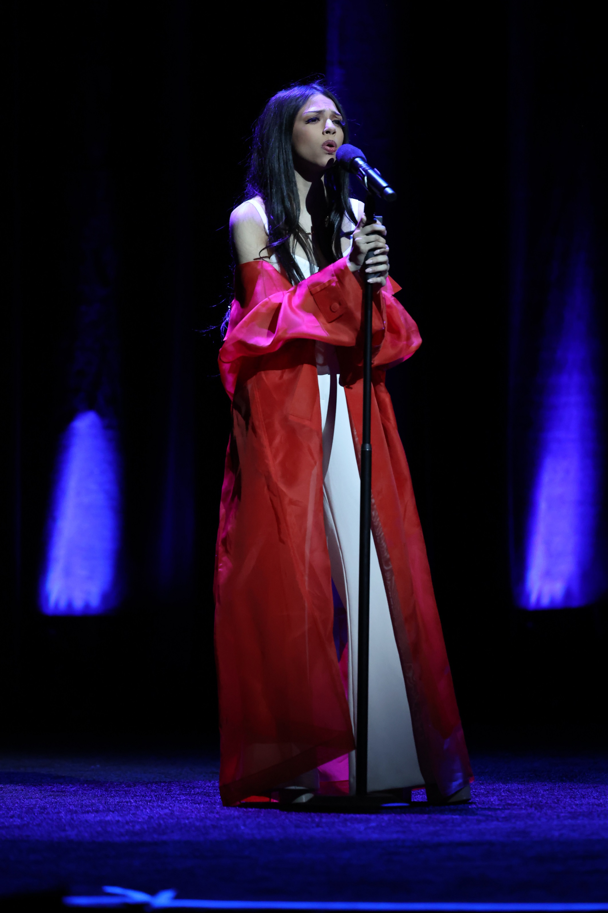 導演M.奈沙馬蘭的另外一個女兒，瑟莉卡沙馬蘭，在《圈套》扮演歌手「渡鴉夫人」，她的演唱會成了警方緝凶的現場。（華納兄弟提供）