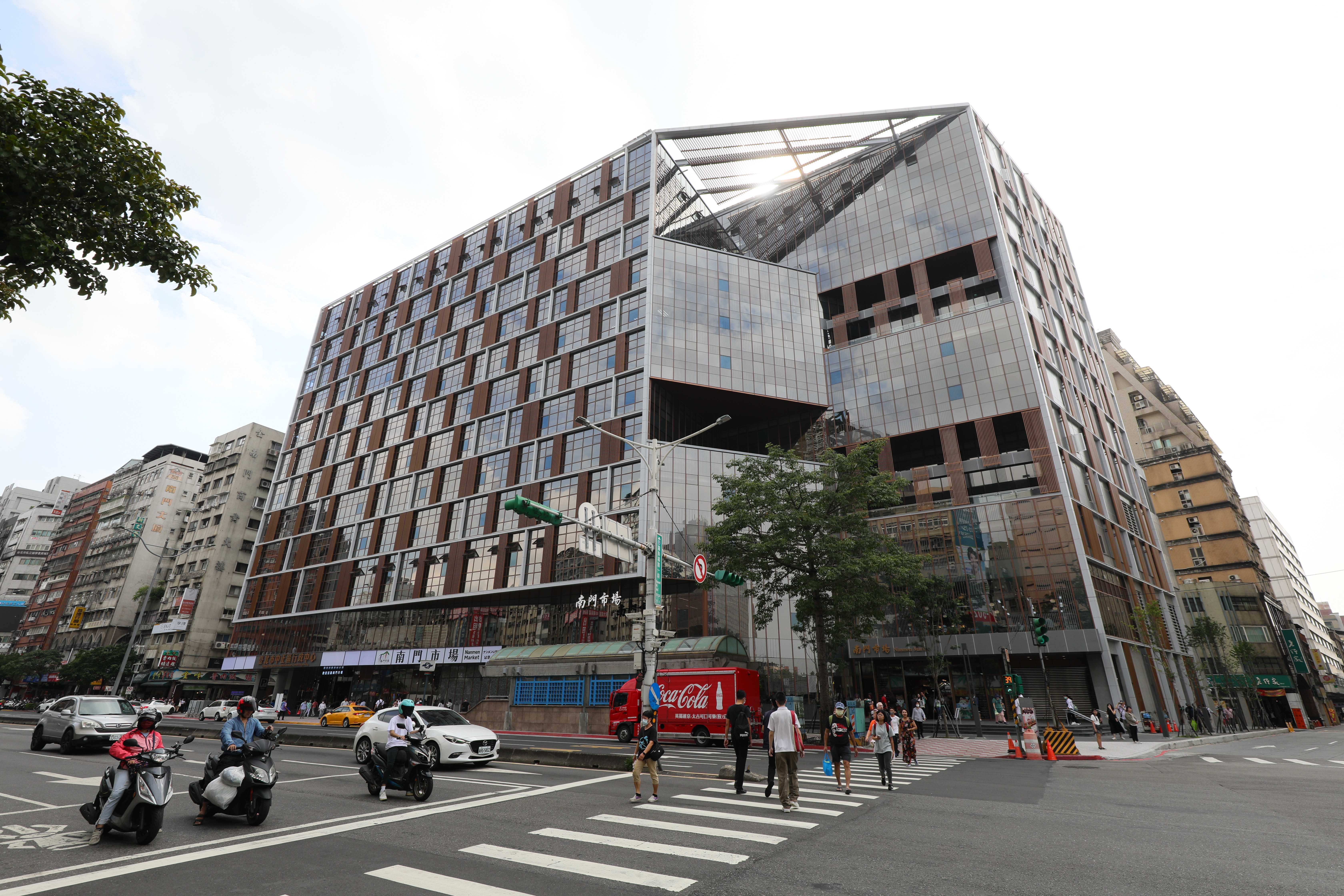新版南門市場為黃金級認證的綠建築，以生態、節能、減廢、健康等四大面向著手設計。