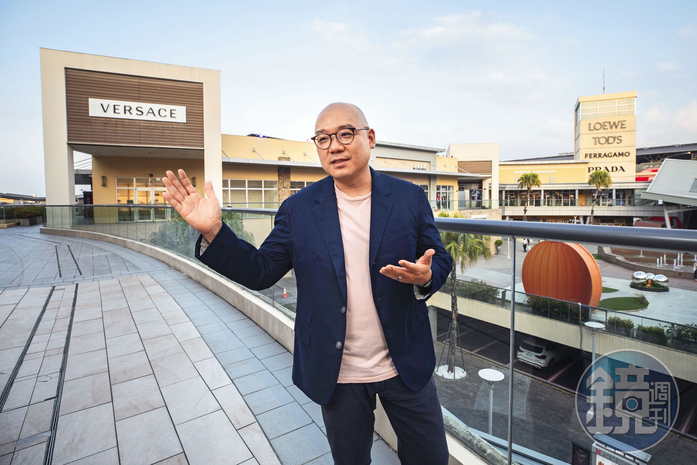迥異各大百貨頻頻打出週年慶號召,「Outlet王」陳炯福走自己的路,十年有成且將戰場擴大。