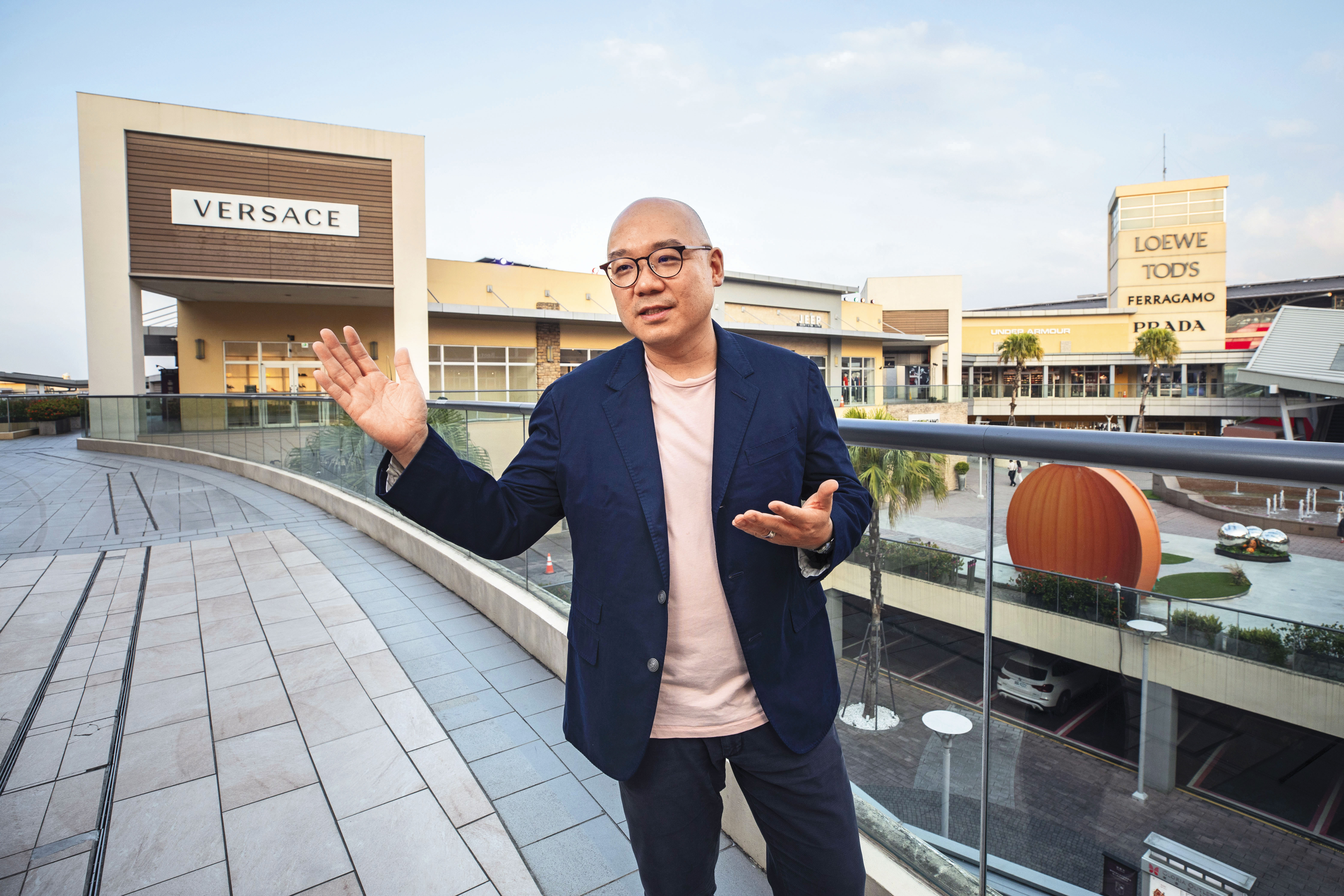 迥異各大百貨頻頻打出週年慶號召，「Outlet王」陳炯福走自己的路，十年有成且將戰場擴大。