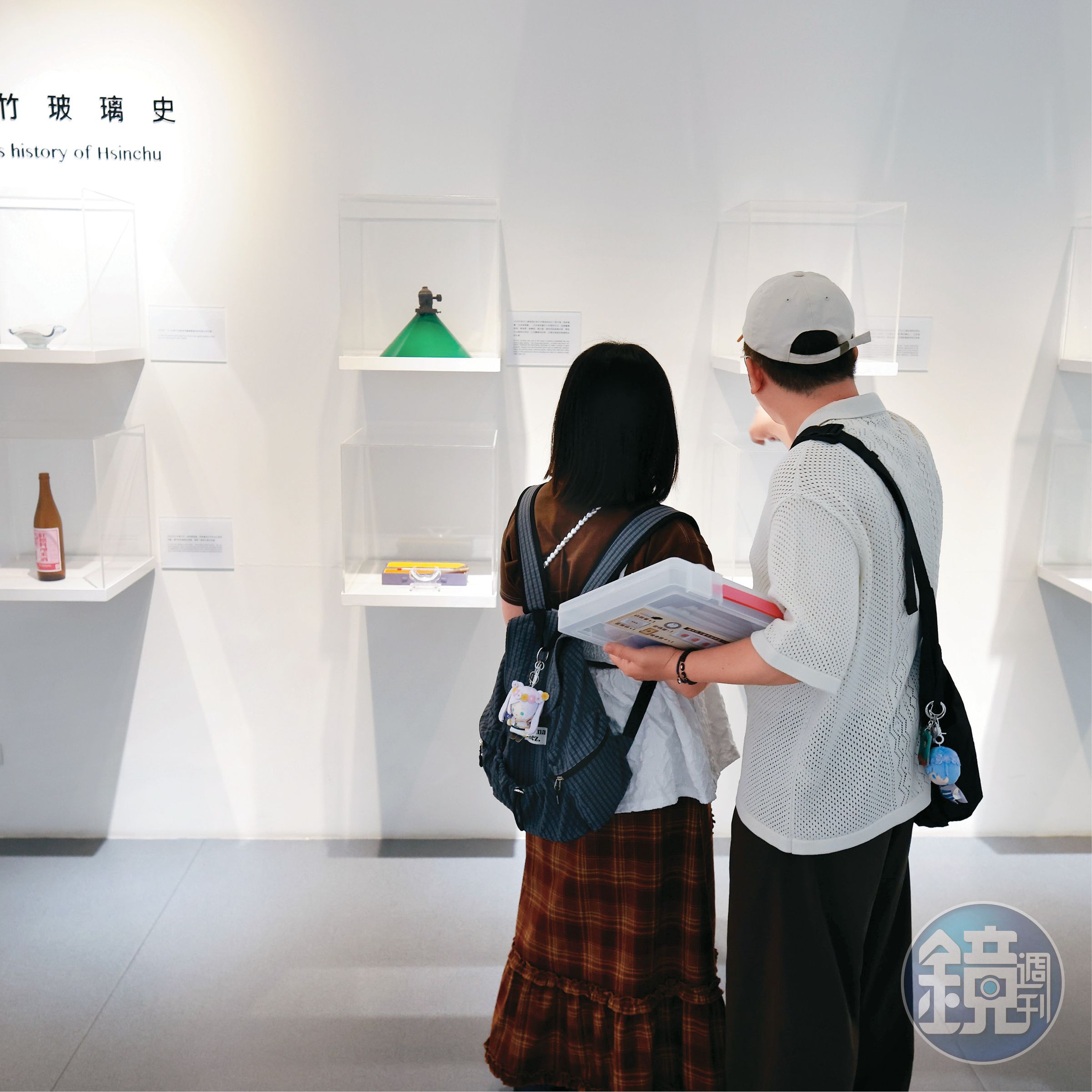 在玻璃工藝博物館內玩家帶著道具包,透過導引提示主動認識館內空間,在互動中進一步認識玻璃工藝與生活美學。