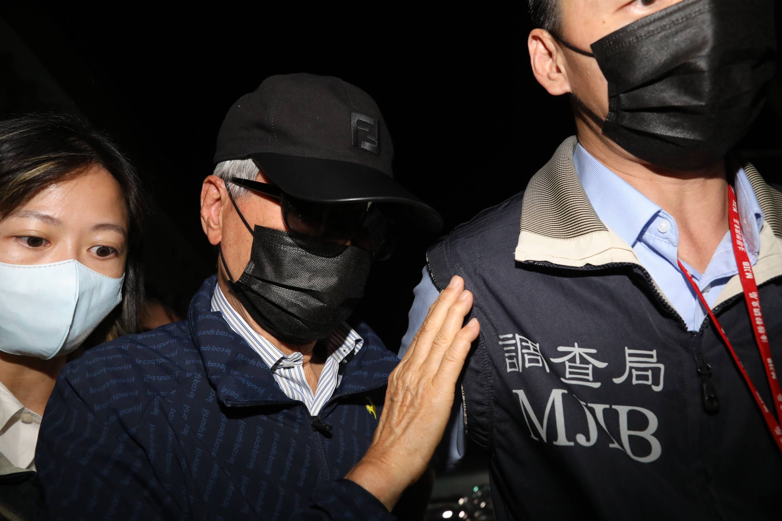 新光金前董座吳東進涉「新板傑仕堡」弊案，今晨以1億元交保。