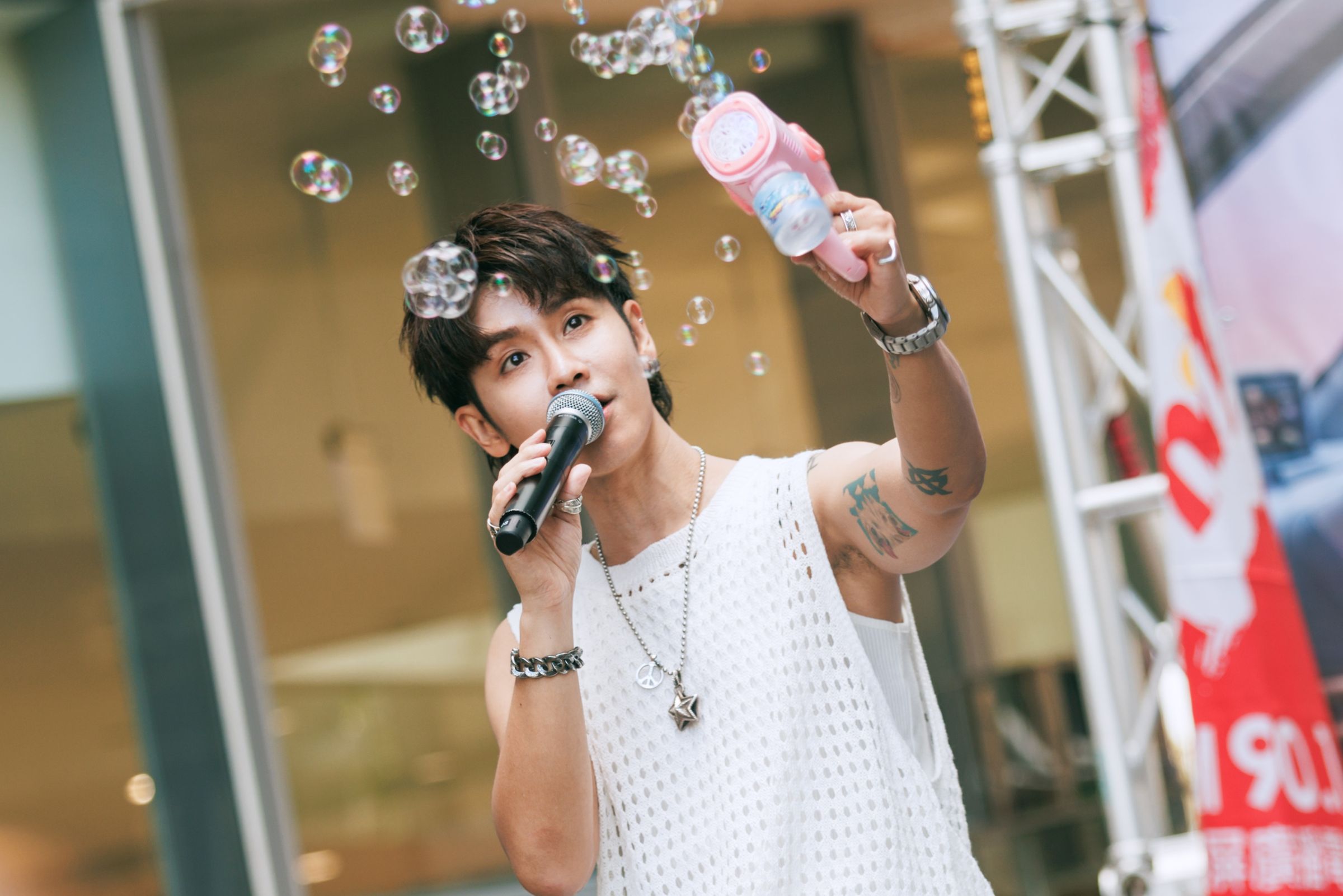 鼓鼓呂思緯舉辦高雄簽唱會，演唱多首《Vitamin G》歌曲，與歌迷近距離互動。（相信音樂提供）