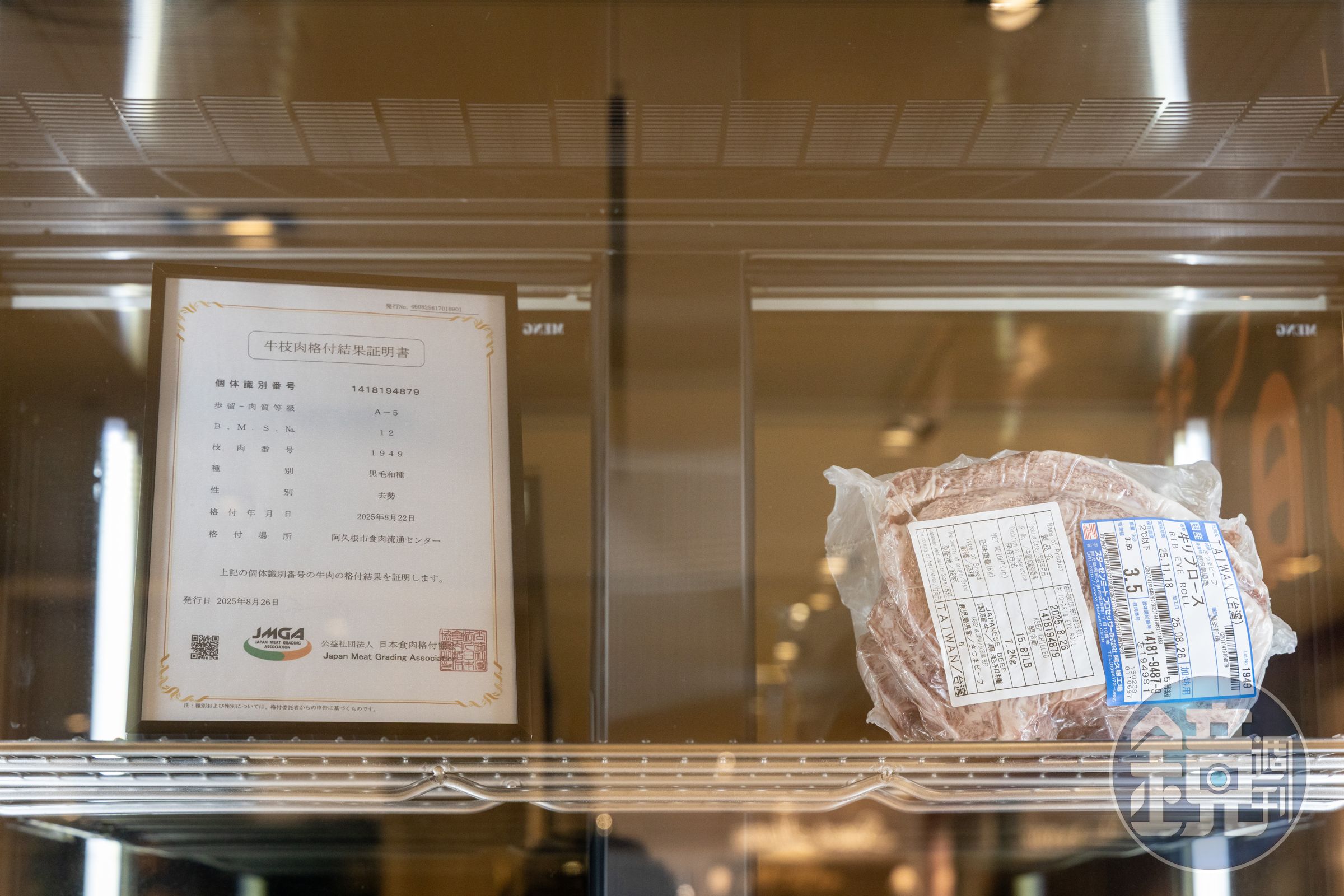 店門口的冷藏櫃展示了豐富多樣的和牛資訊。