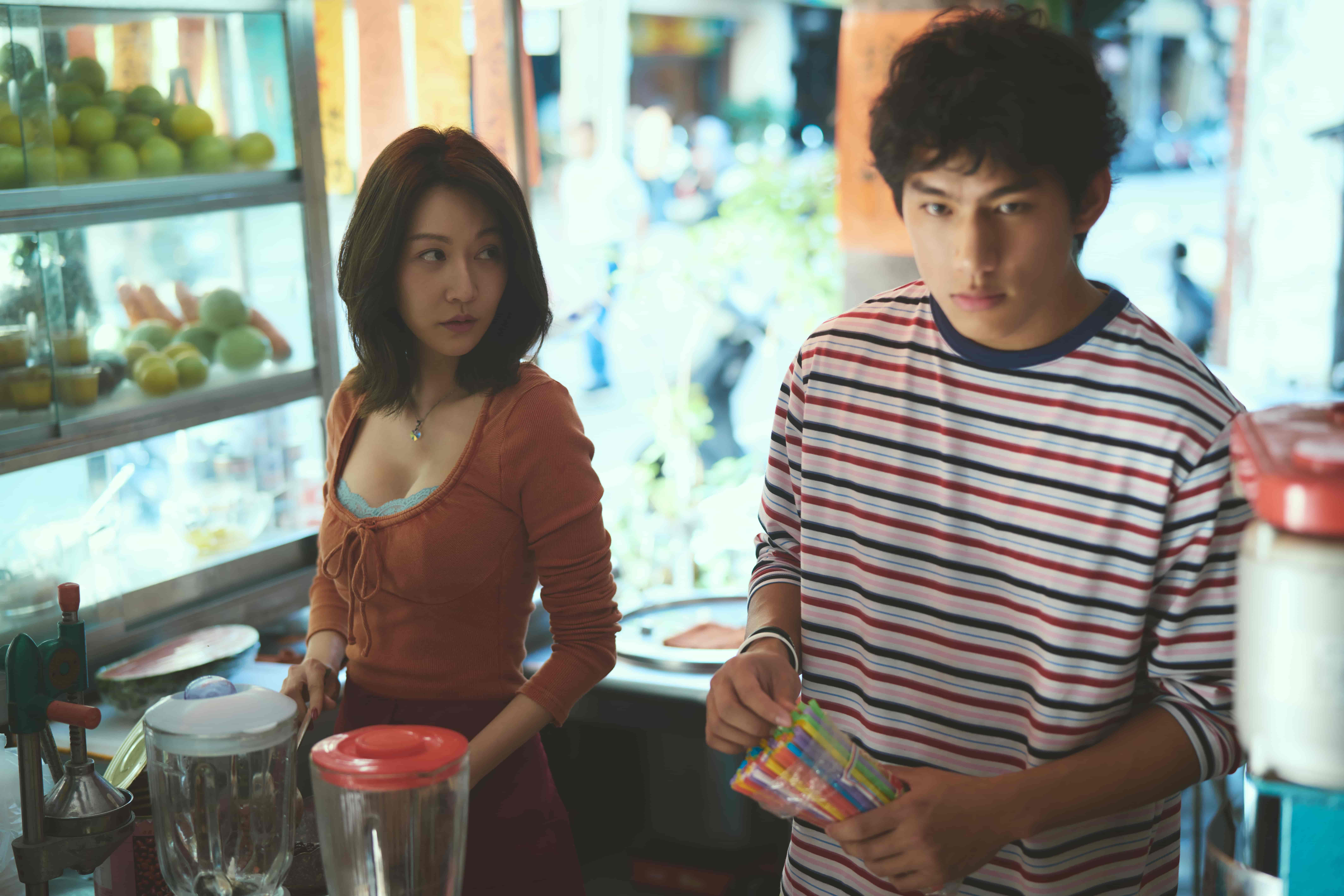 曾莞婷(左)在《功夫》中升格飾演王淨的辣媽,朱軒洋(右)也為她著迷。(麻吉砥加提供)