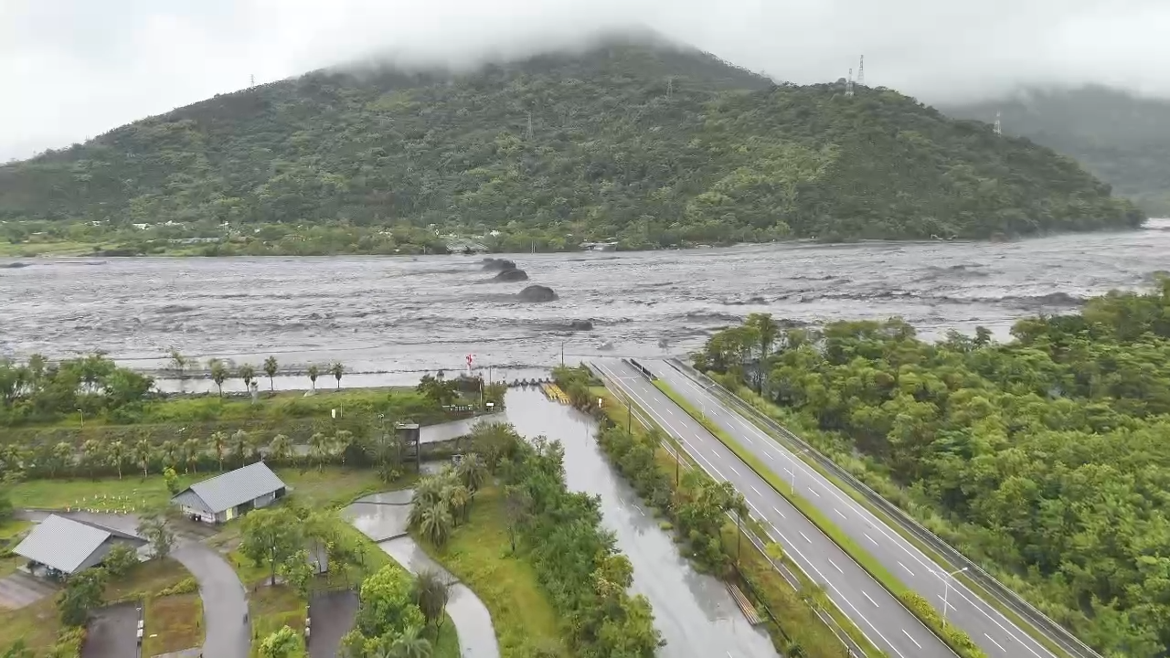 馬太鞍溪橋遭巨量泥水沖毀，空拍畫面可見僅剩橋墩。（農田水利會花蓮管理處提供）