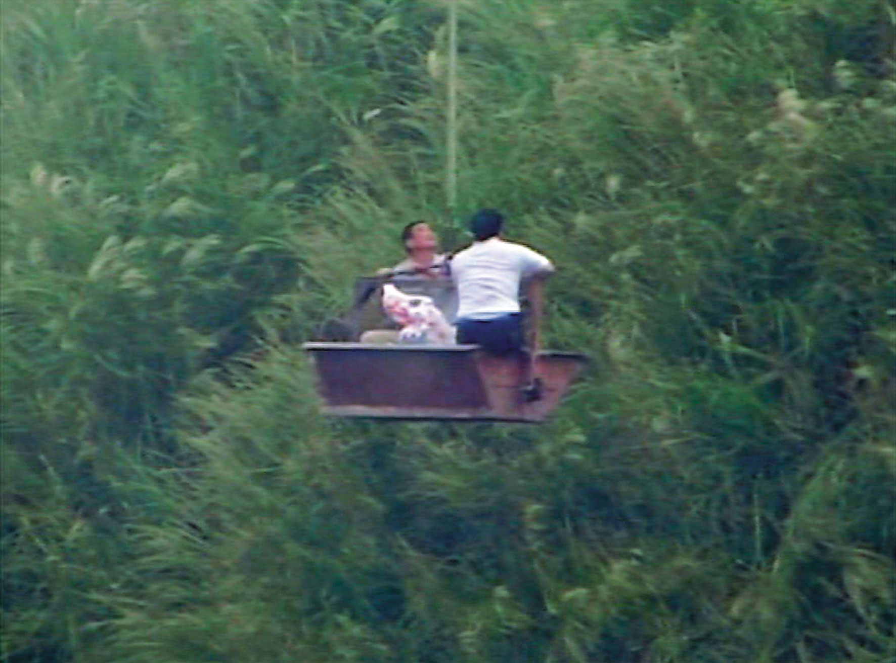 警消請工程業者協助，用重機具將屍體從山谷中吊掛出來。（東森新聞提供）