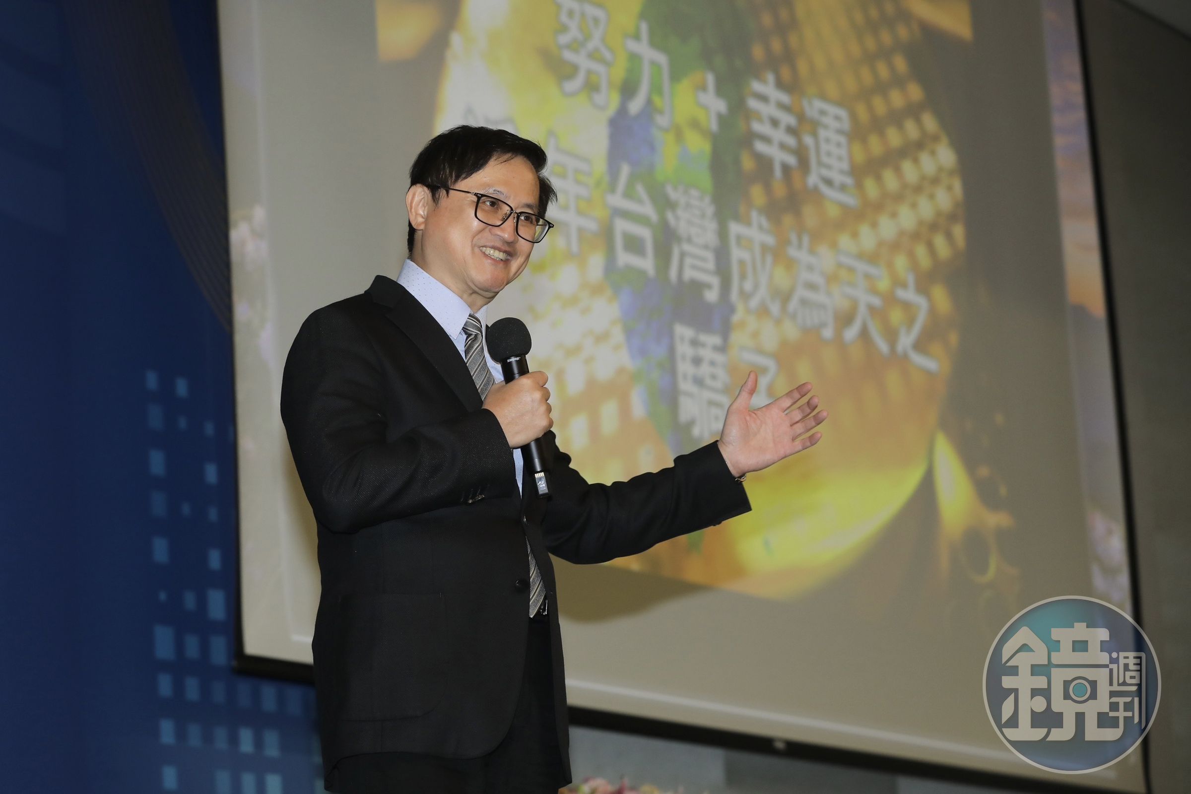 和碩董事長童子賢認為台灣應發展核電，但若民眾不接受，民主社會下他會服從。