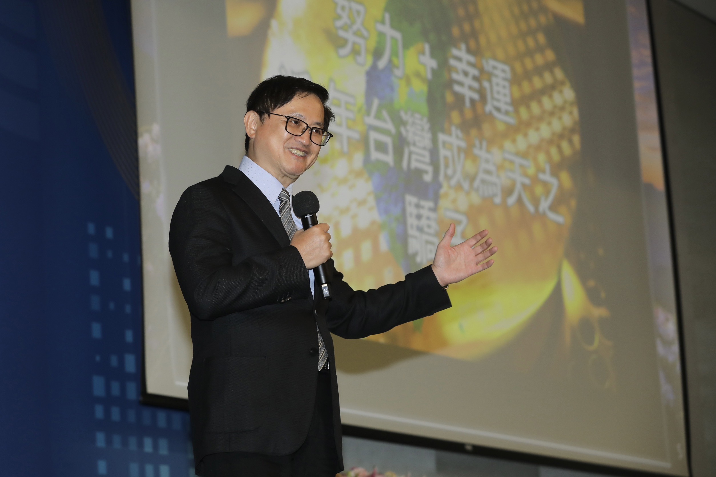 和碩董事長童子賢認為台灣應發展核電，但若民眾不接受，民主社會下他會服從。