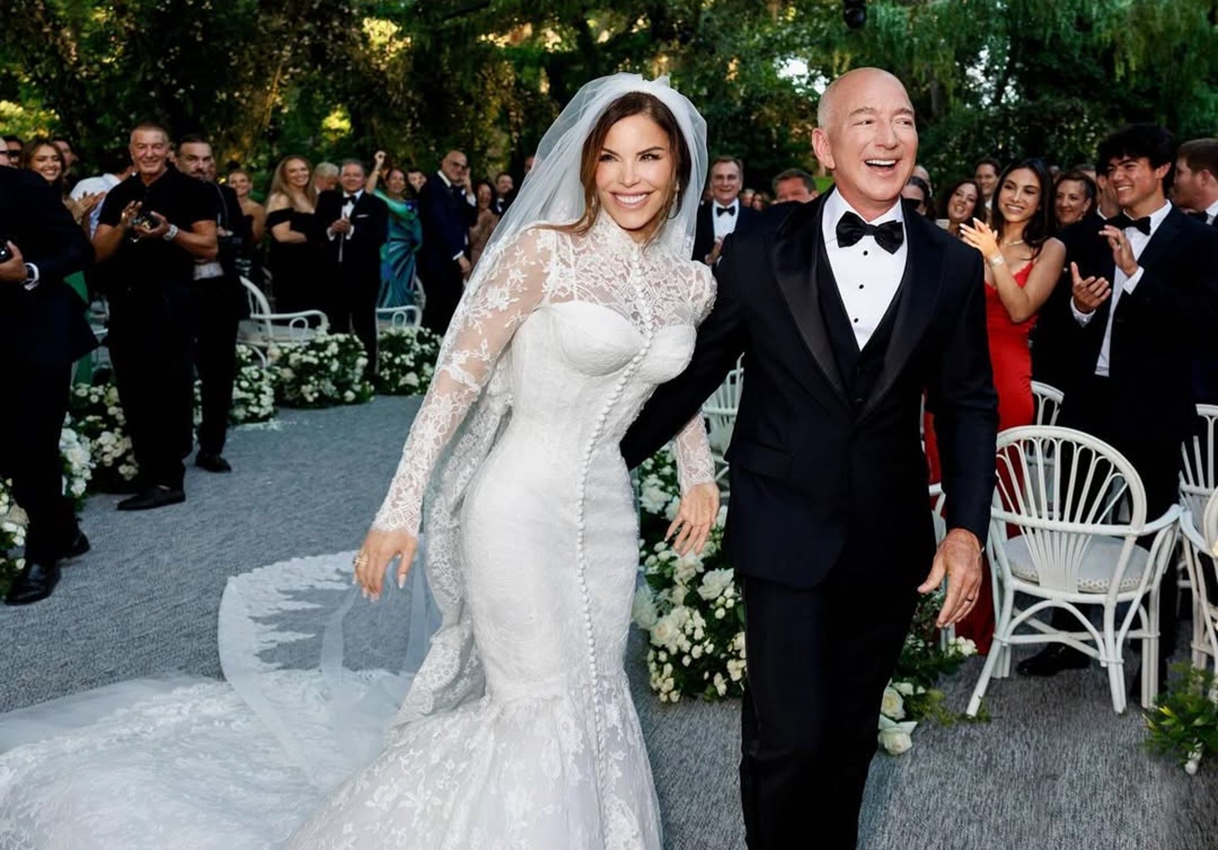 貝佐斯與桑切斯的婚紗照首度曝光。（翻攝laurensanchezbezos IG）