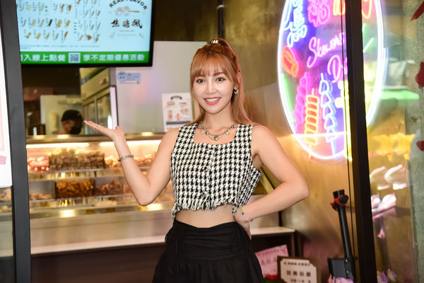 草莓受邀擔任一日店長。（焦糖楓提供）