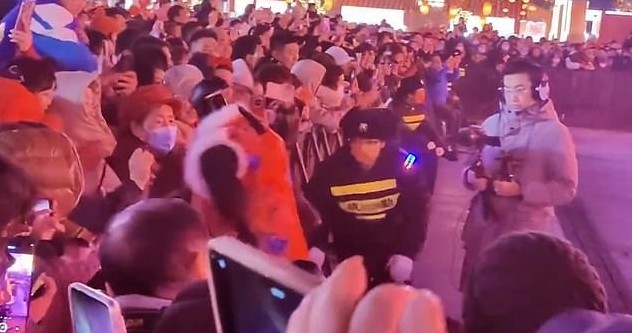 強國機器人造反啦！暴打真人觀眾，狼性震撼世界。（翻自X平台）