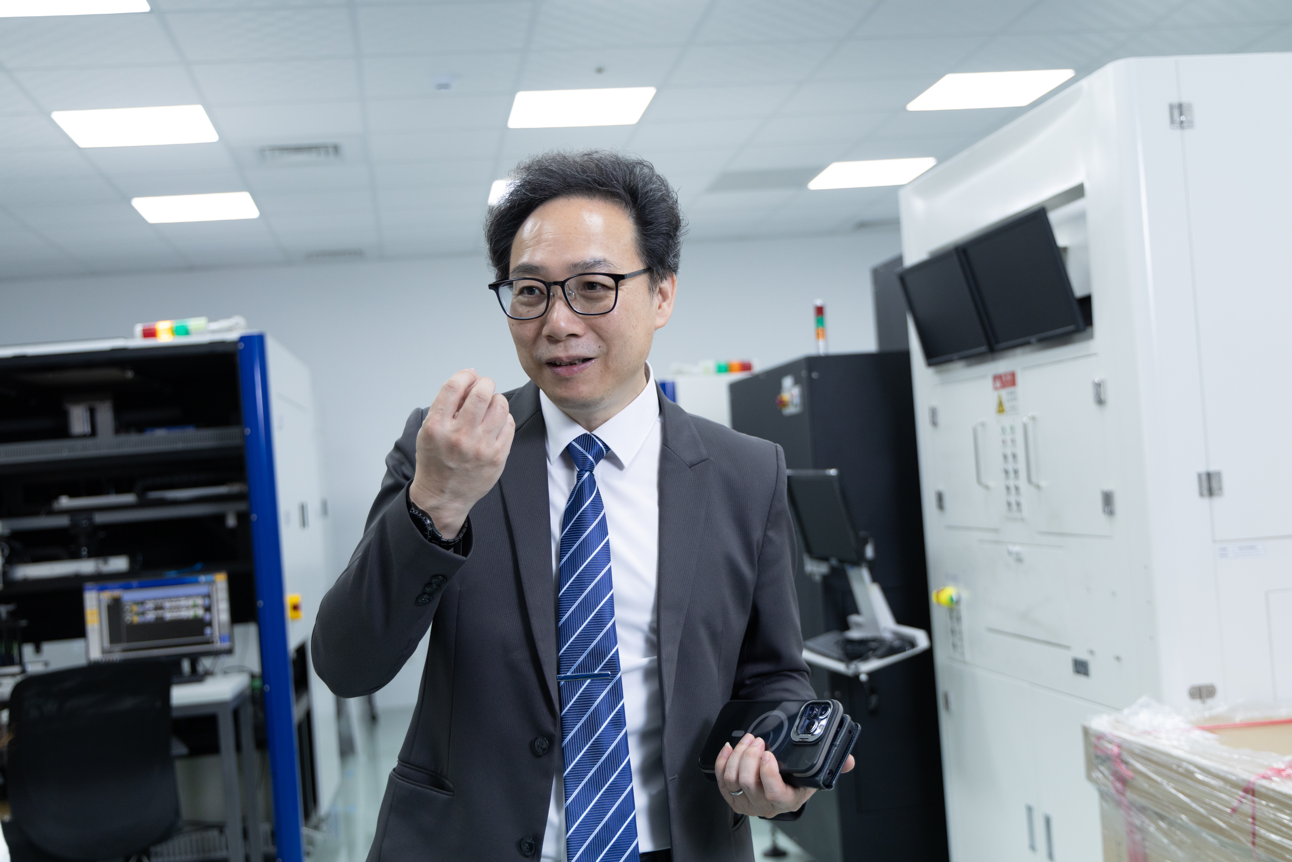    石文機回憶，在致伸科技擔任研發資深協理時，負責帶團隊做蘋果相關產品鏡頭檢測。