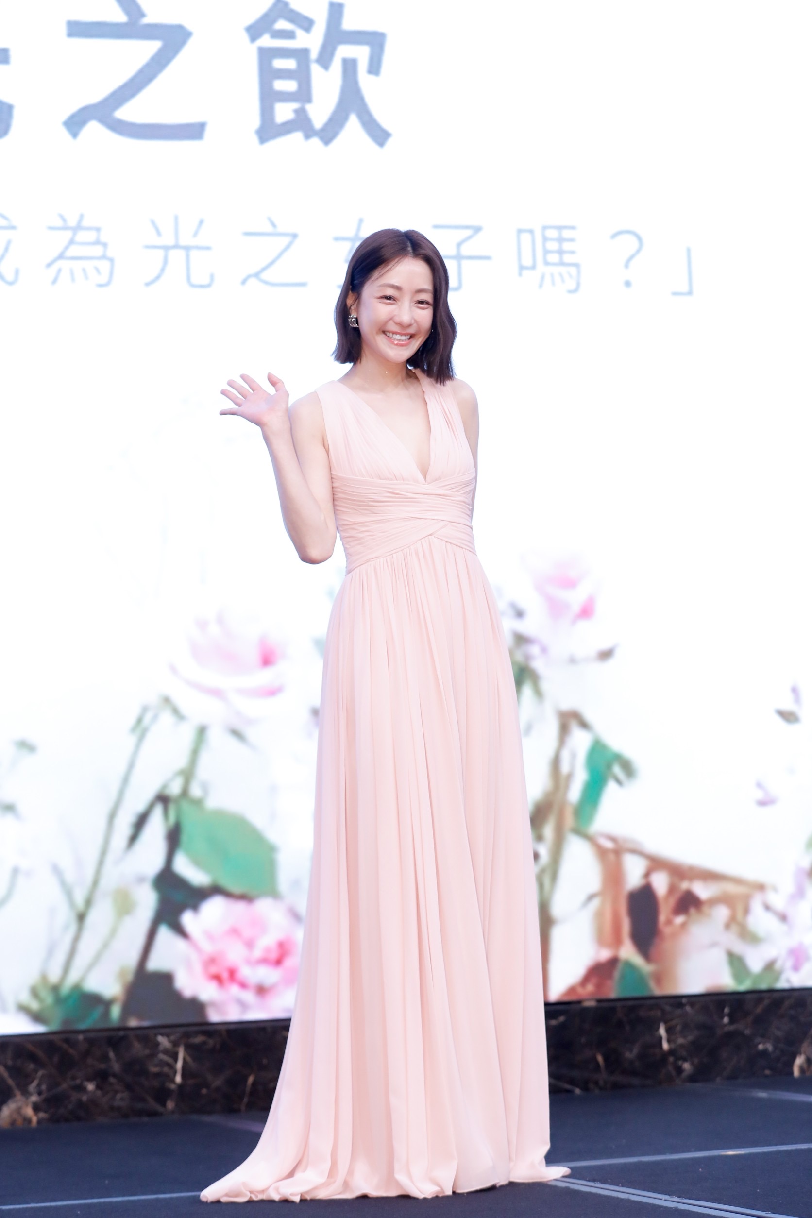 謝欣穎今為代言續約亮麗出席。