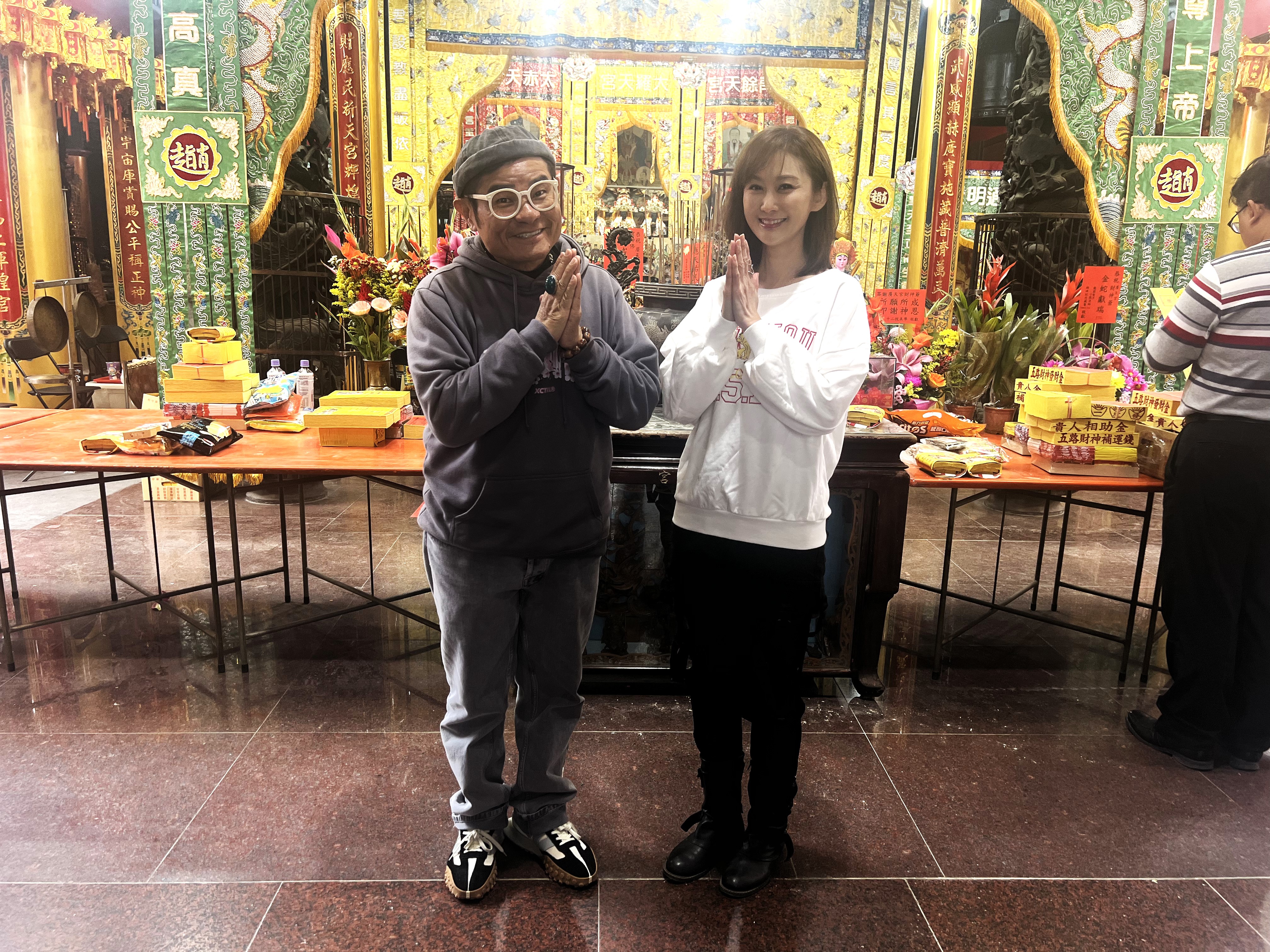 許效舜與八點檔女星陳珮騏到台中出外景。（公視台語台提供）