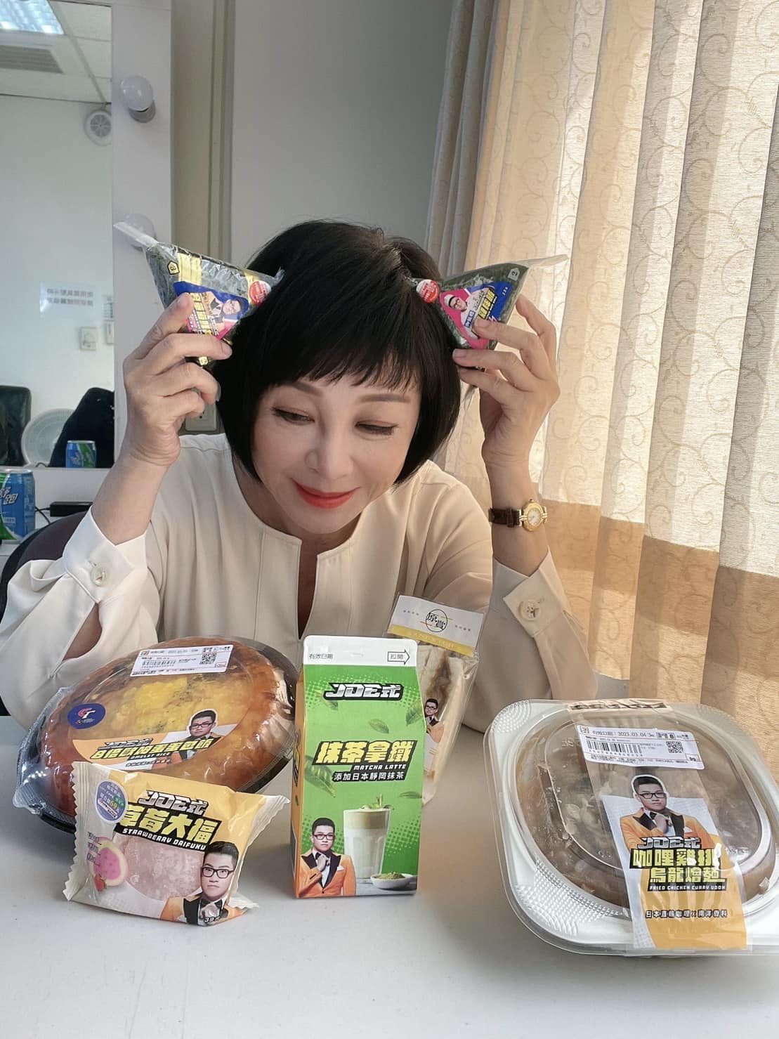 吳淡如買一堆Joeman與超商的聯名商品，力挺乾兒子。（翻攝吳淡如臉書）