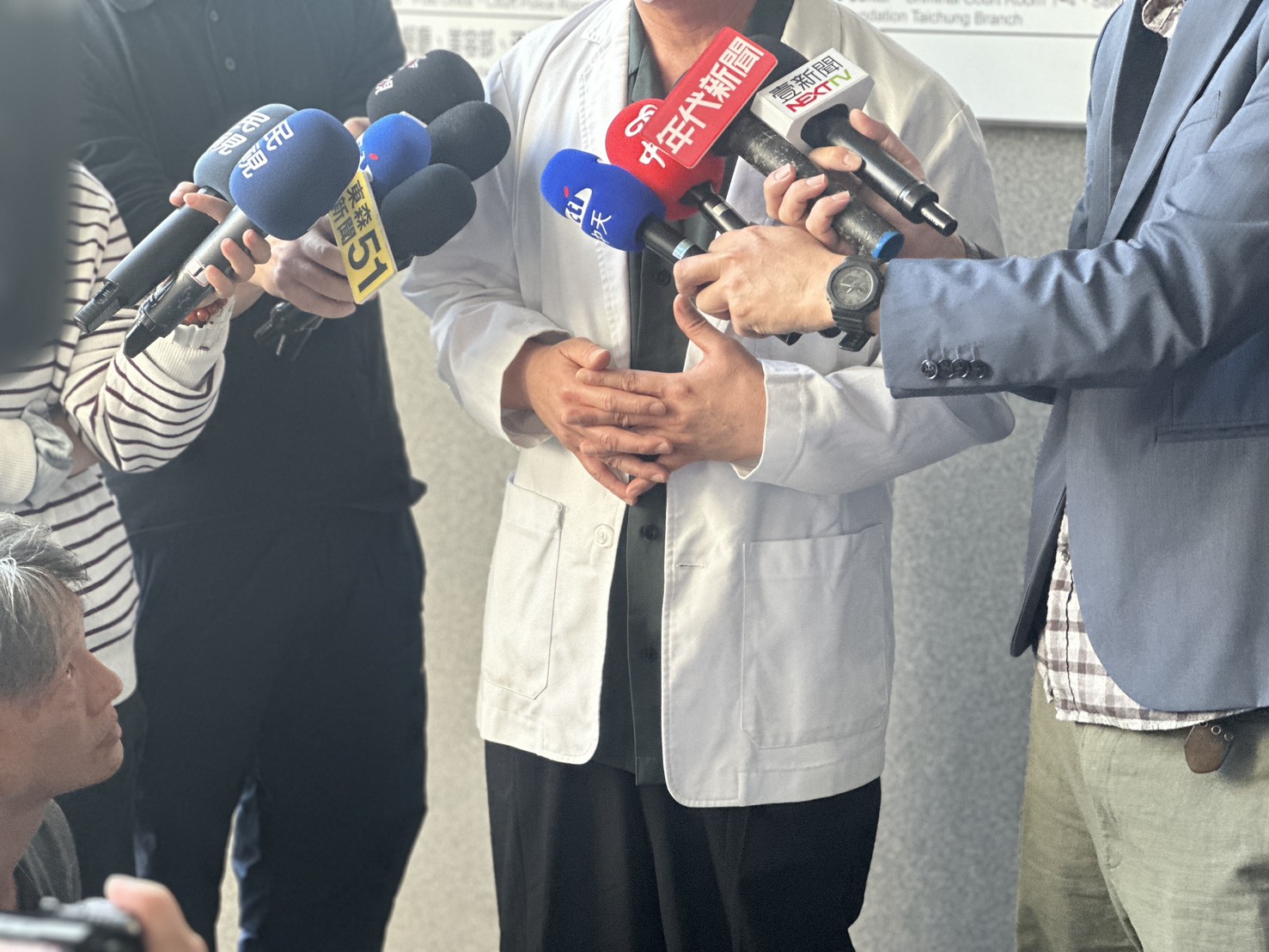 陳父昨天穿著兒子白袍來開庭。