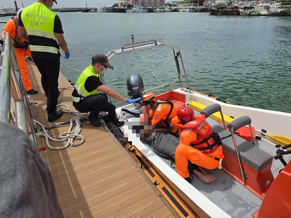 新北市淡水區沙崙海水浴場今(10日)下午,一名15歲男國中生戲水時突遭大浪捲走。(新北市消防局提供)