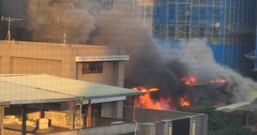 湳雅夜市知名舊茶藝館廢墟大火，被路過民眾拍下。（翻攝自臉書「我是板橋人」）