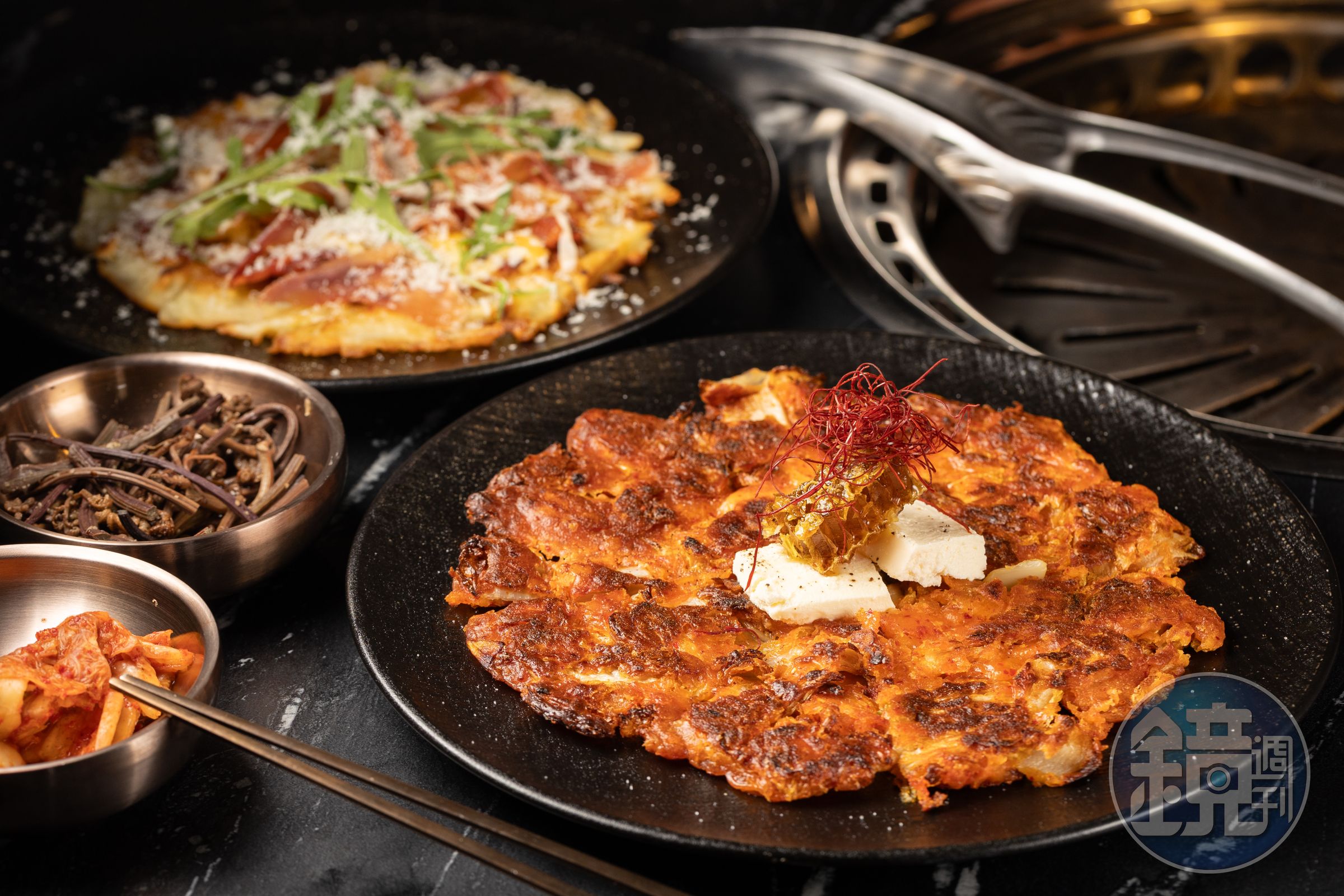 鹹甜口味的「蜂蜜起士泡菜煎餅」（前，298元／份） 與煎得外酥內軟的「起司馬鈴薯煎餅」（後，358元／份）都是想吃澱粉時的最佳選擇。