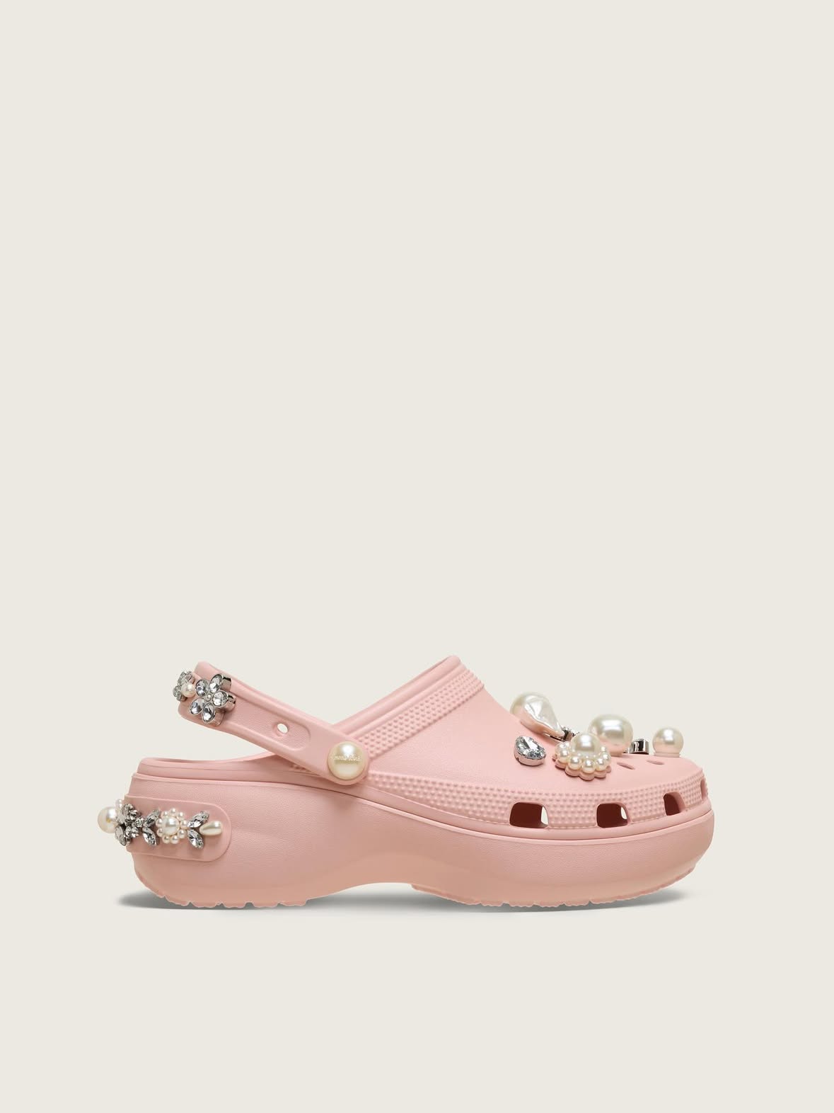 Simone Rocha x Crocs聯名系列經典厚底涼鞋(粉)。NT$6,980(喜事集團提供)