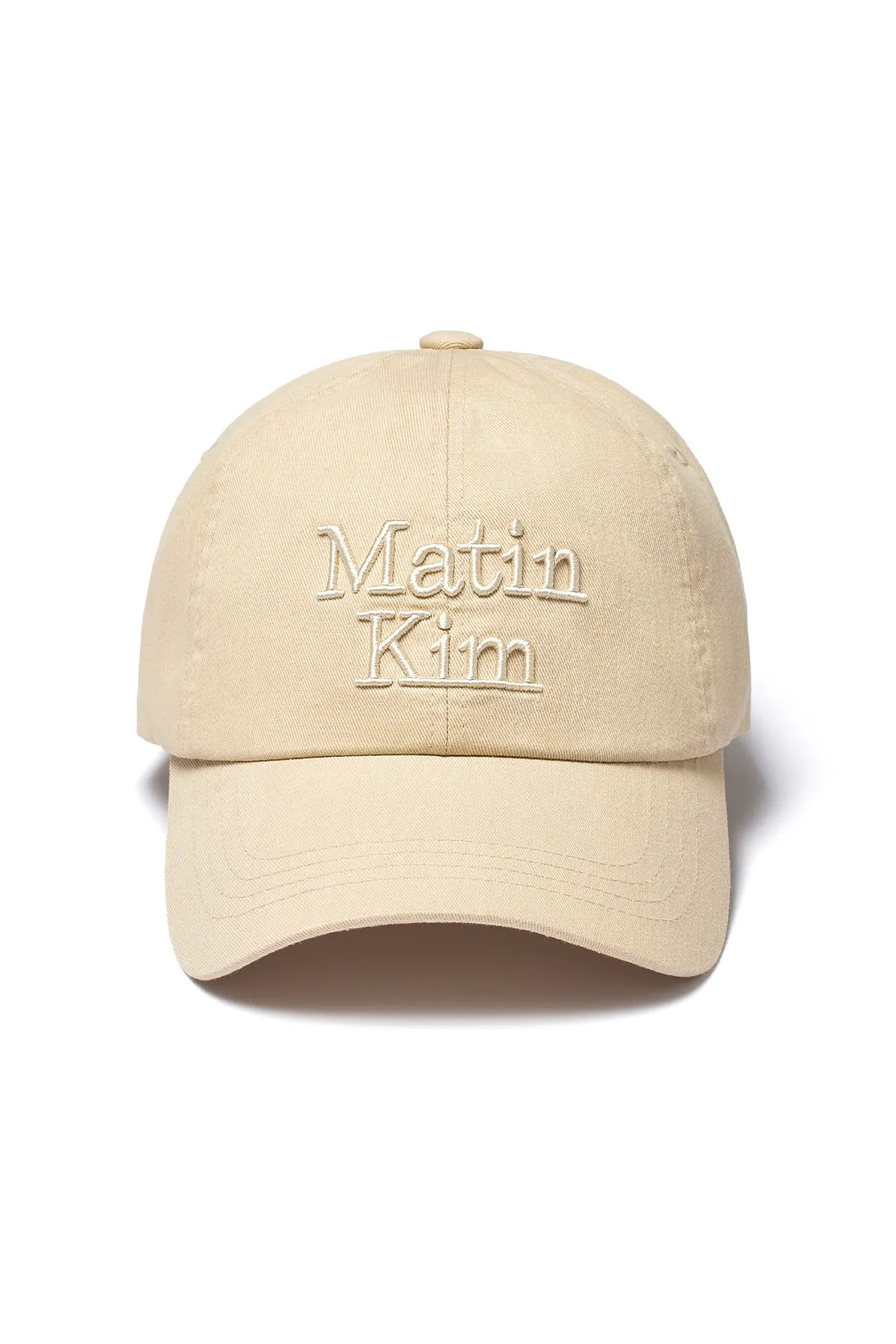 MATIN KIM立體LOGO刺繡棒球帽（卡其色）。NT$1,690（MATIN KIM提供）