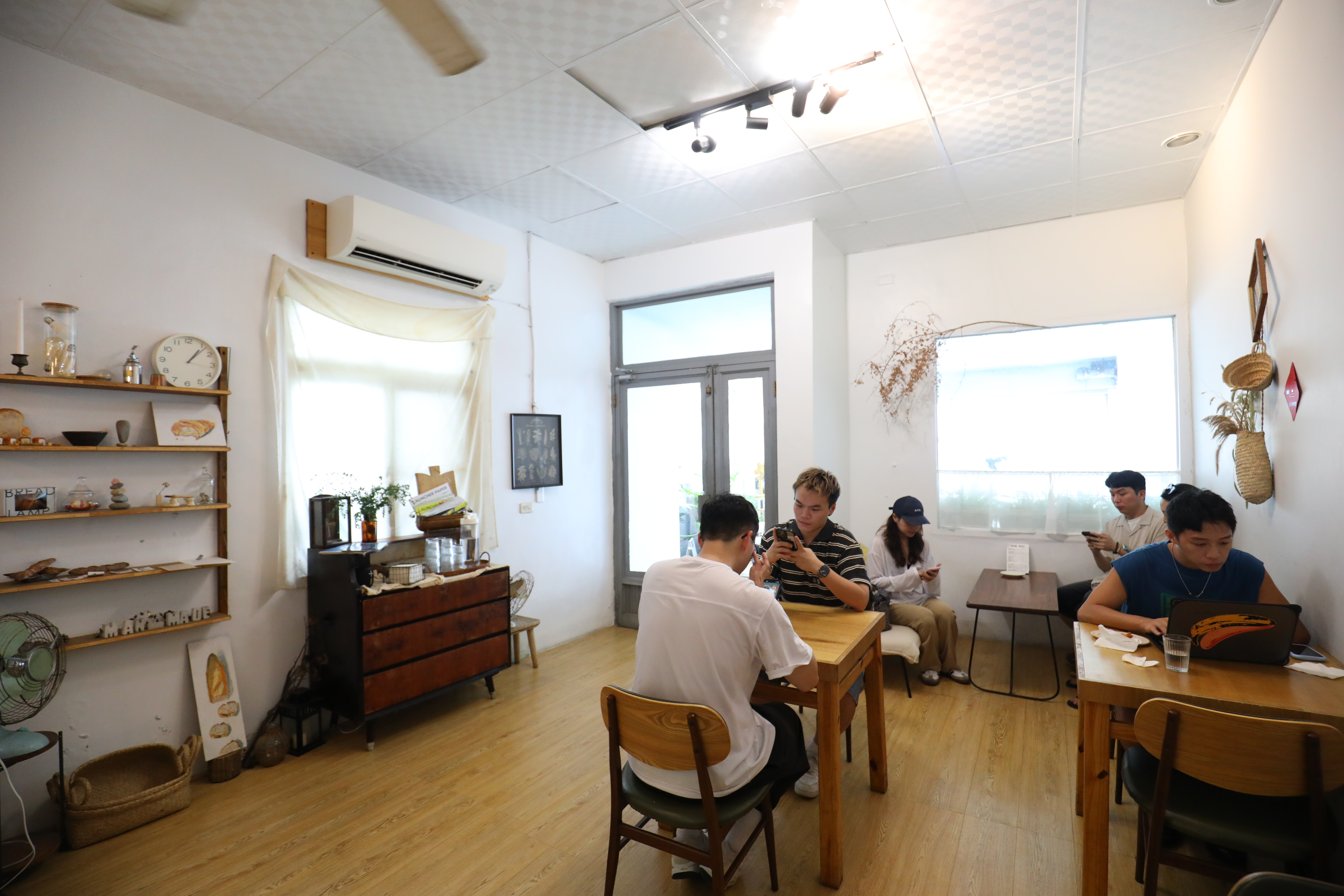 覓manmade提供內用空間，可以坐下來好好品嘗剛出爐的麵包糕點。