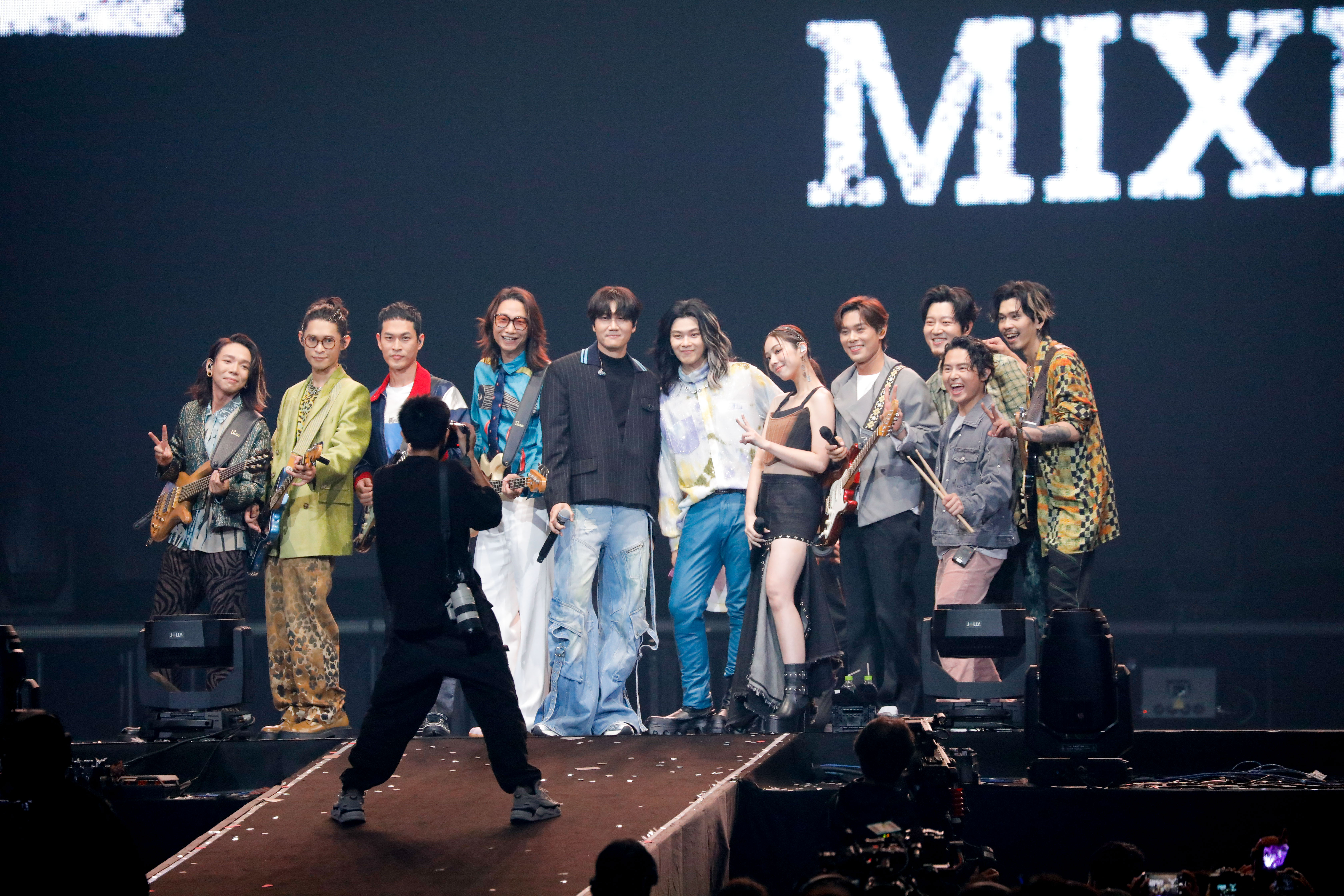 麋先生MIXER加上宇宙人、告五人,一起大合照盡顯好情誼。