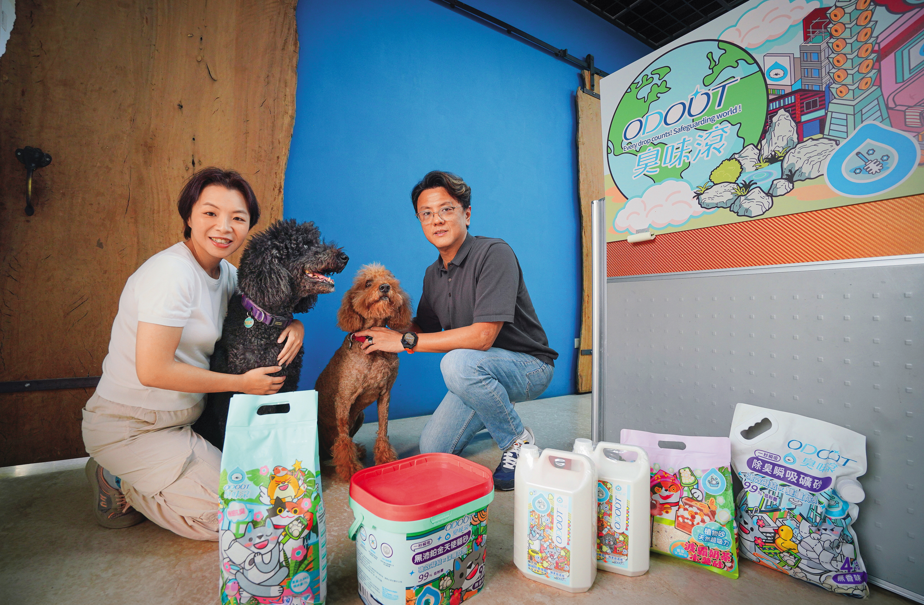 夏綾那（左）與老公張文禎（右），攜手把臭味滾做成台灣寵物環境清潔用品市占第一。已屆高齡的愛犬天天、兵兵，從小在工廠長大，當了十幾年模特。