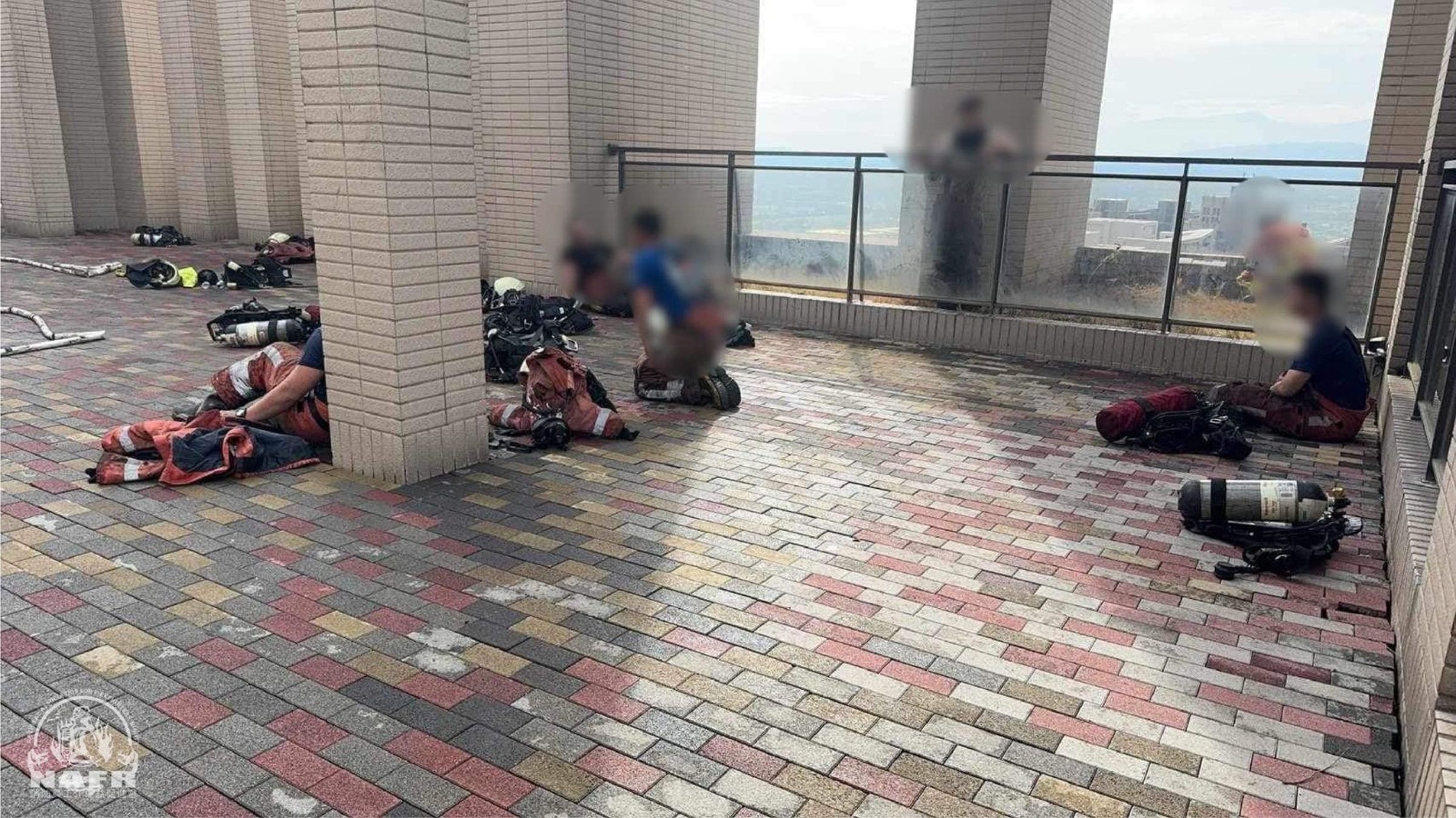 新竹豐邑晴空匯火警現場濃煙竄天,2名消防員殉職後,監察院揭露制度性失靈與甩鍋內幕。圖為當時有消防員登上晴空匯後,因氣量不足,受困頂樓到天亮。(翻攝自臉書/搶救消防員)