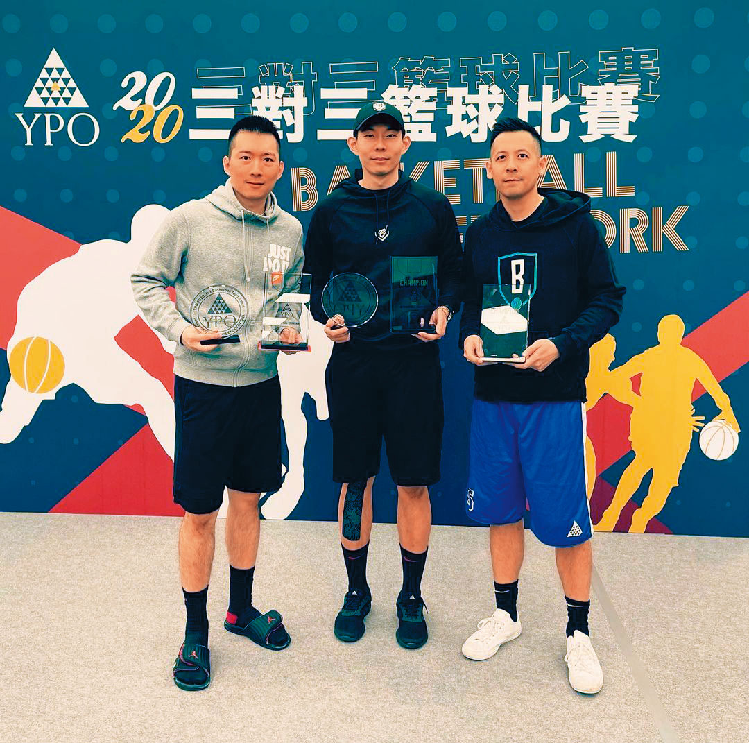 富邦蔡家第三代蔡承儒（左）、蔡承道（中）都愛運動，還一起組隊打籃球。（翻攝蔡承儒IG）