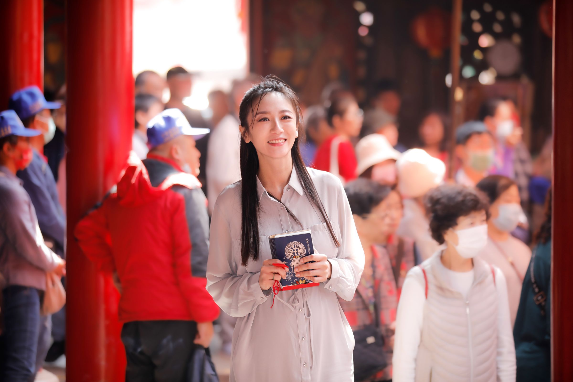 蔡允潔將在7月產下第二胎，近日特地前往北港朝天宮謝神。（鏡藝宏海提供）
