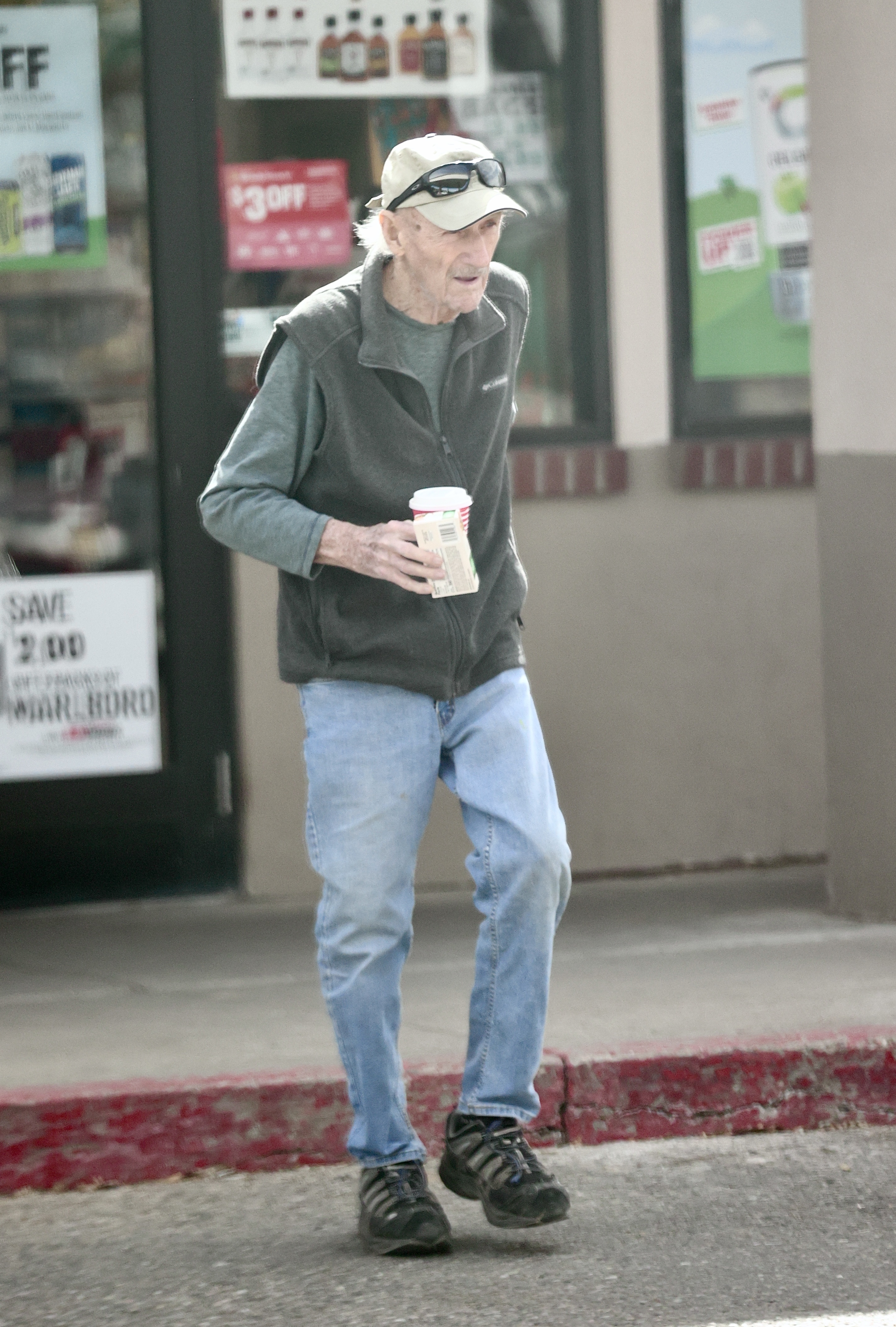 去年金哈克曼最後一次被拍到外出照片，當時他已94歲。（東方IC）