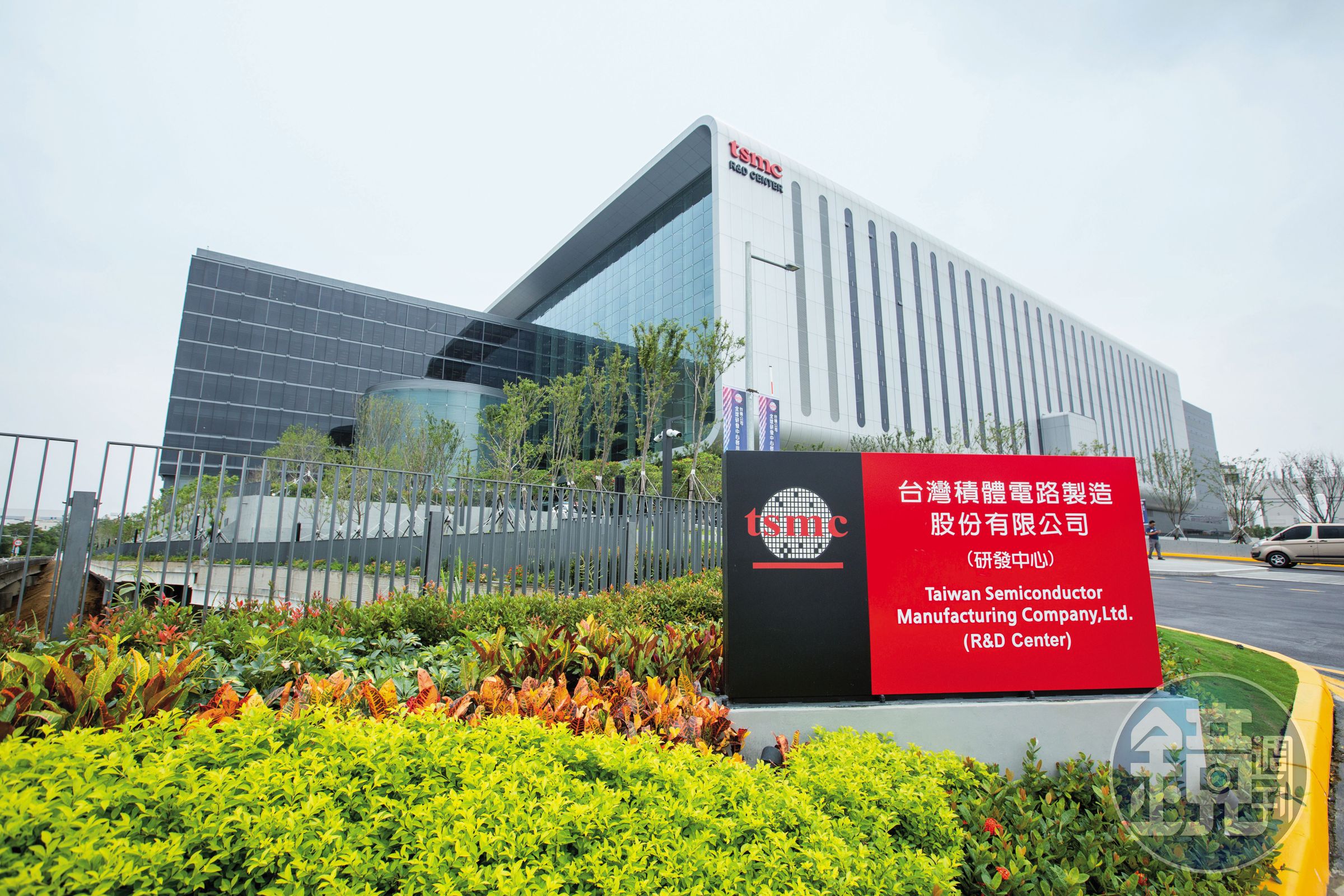 台積電(圖)為防堵機密外洩,要求員工進入廠區後,只能使用公務手機。