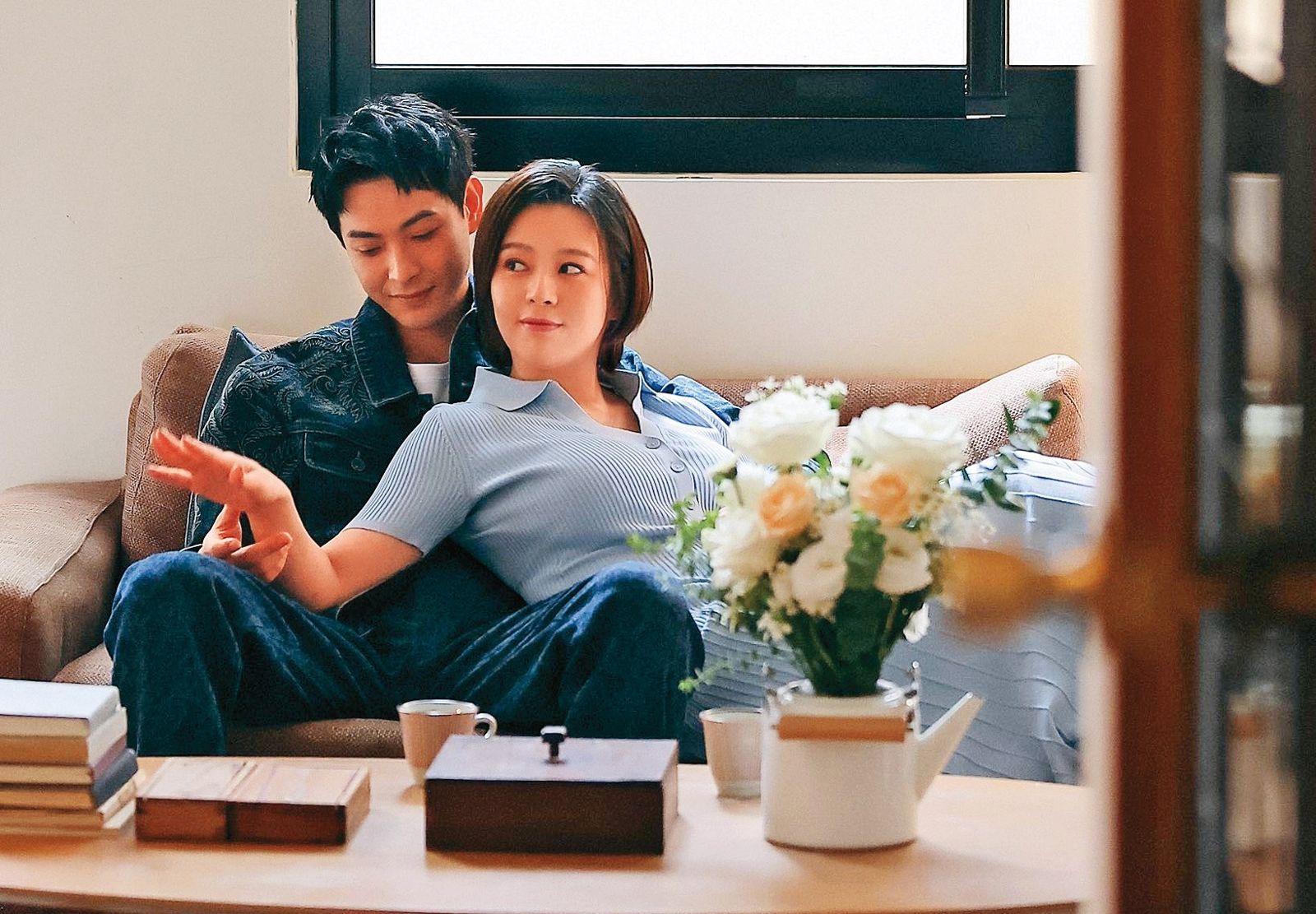 劉品言(右)和連晨翔(左)的結婚照浪漫又帶著日常的生活感。(翻攝自劉品言臉書)