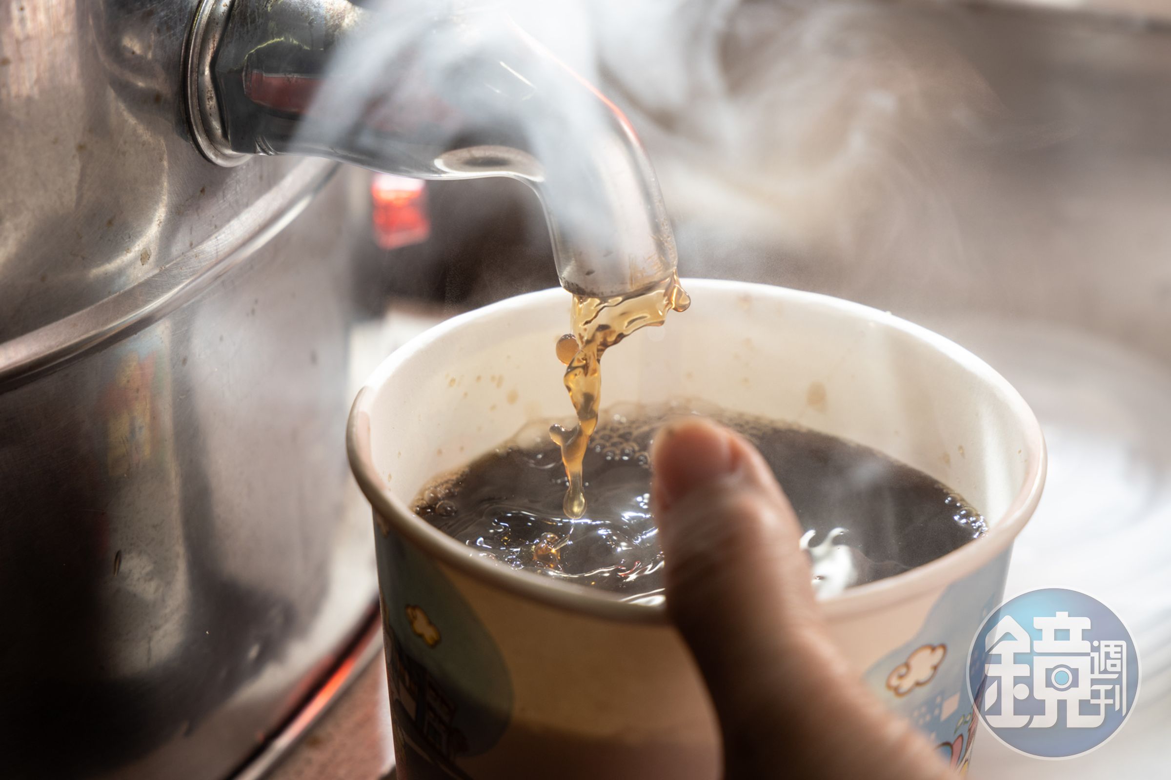 裝在控溫茶桶中的燒仙草，維持熱呼呼的溫度。